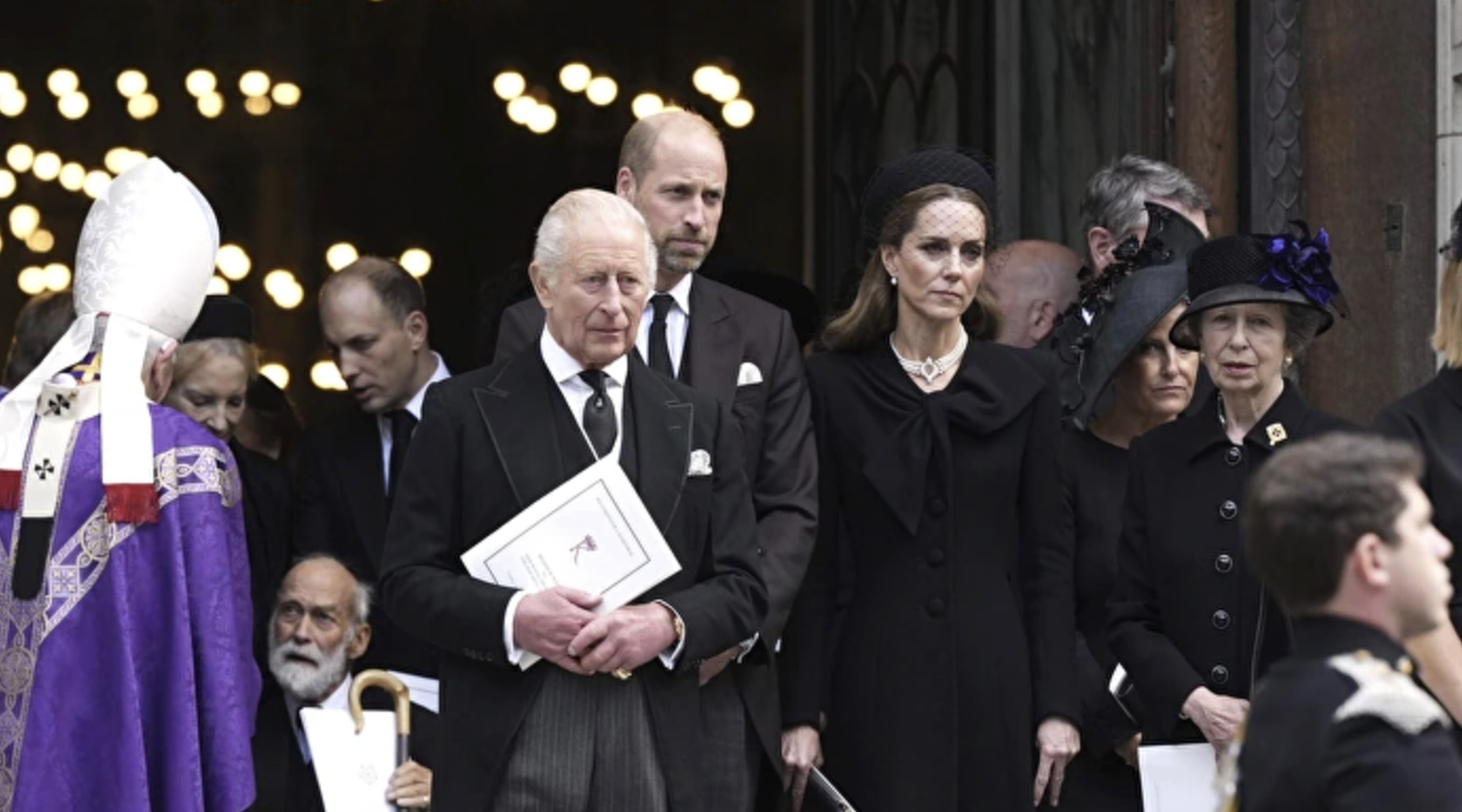 Guillermo, con su mujer y su padre, en el funeral de la duquesa de Kent