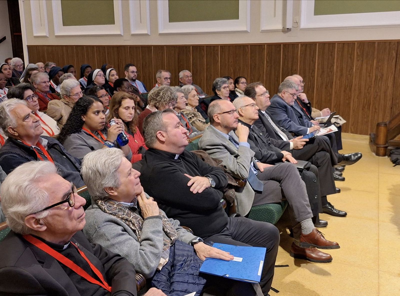 Asistentes a la conferencia de Luis Marín