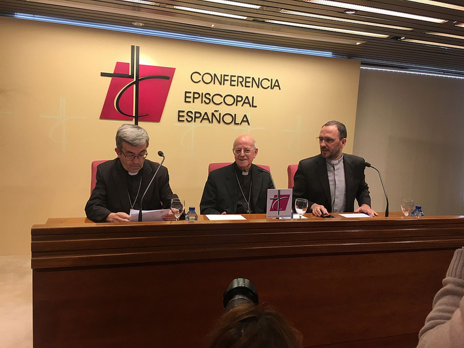 El cardenal Blázquez, junto a Luis Argüello y el jefe de prensa de la CEE, Josetxo Vera