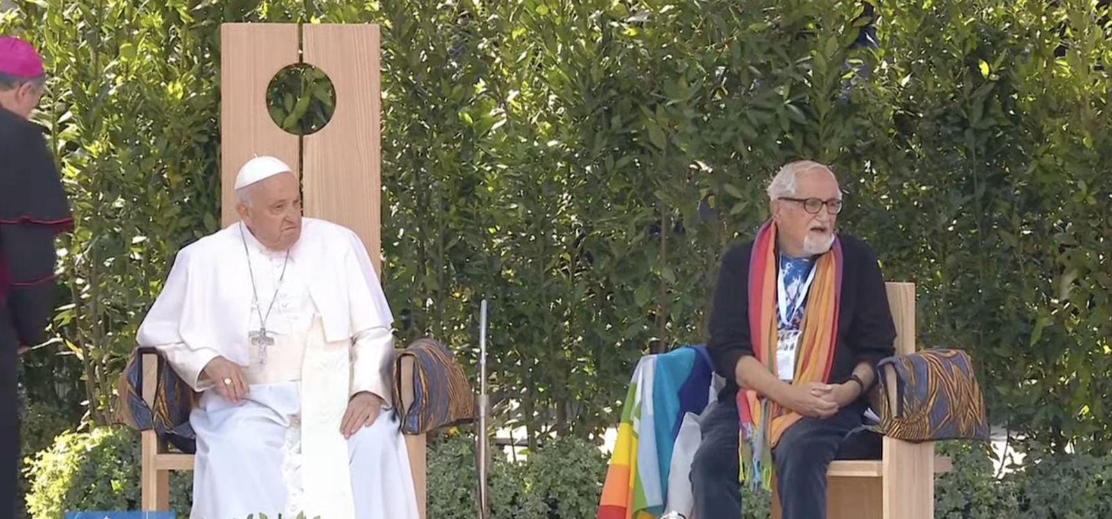 Francisco escucha las preguntas