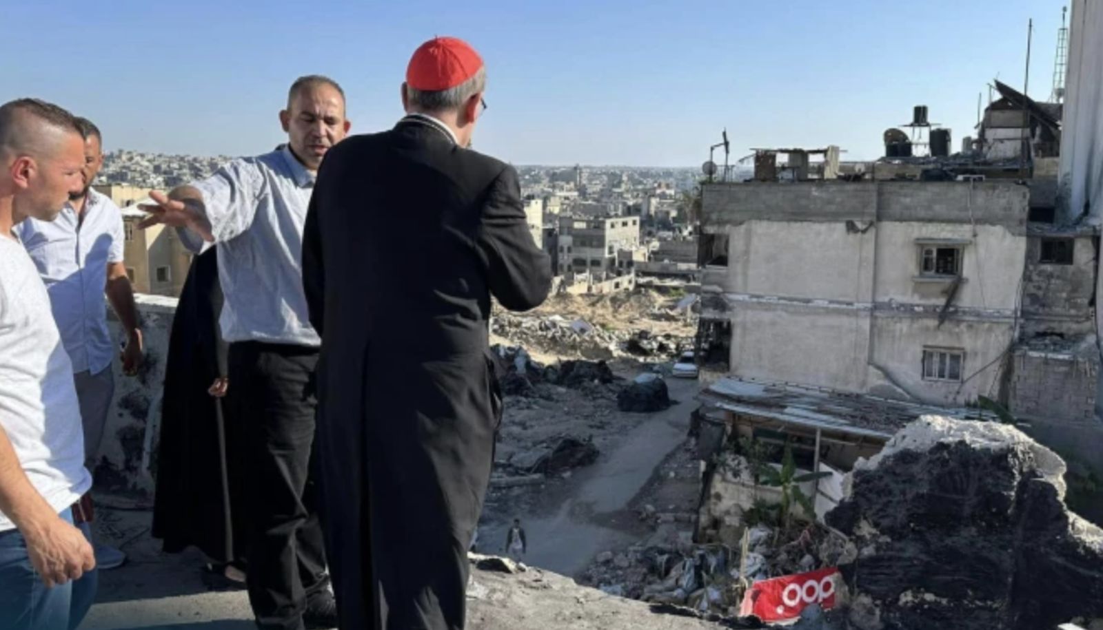 Pizzaballa visita una escuela destrozada por los bombardeos israelíes en Gaza, en 2024
