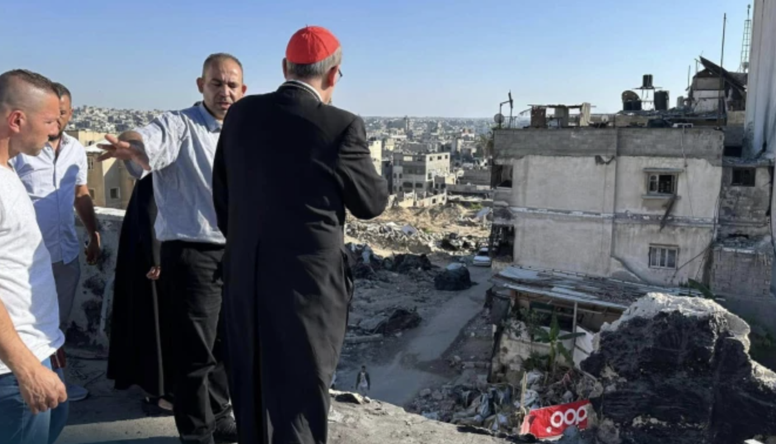Pizzaballa visita una escuela destrozada por los bombardeos israelíes en Gaza, en 2024