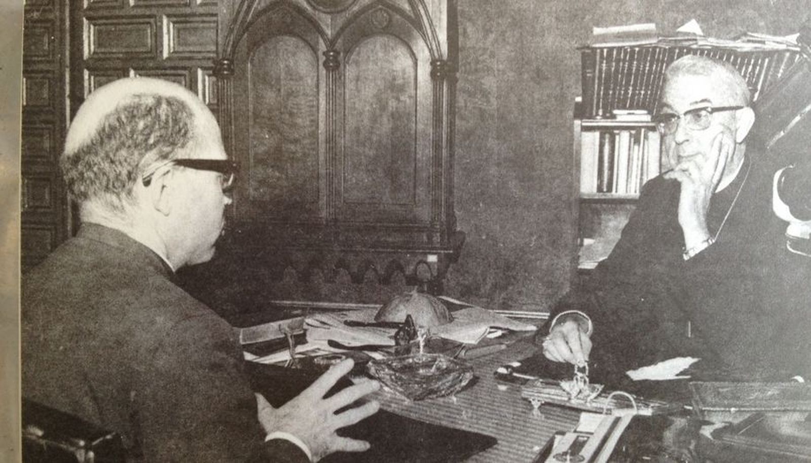 Aradillas entrevistando al cardenal Tarancón