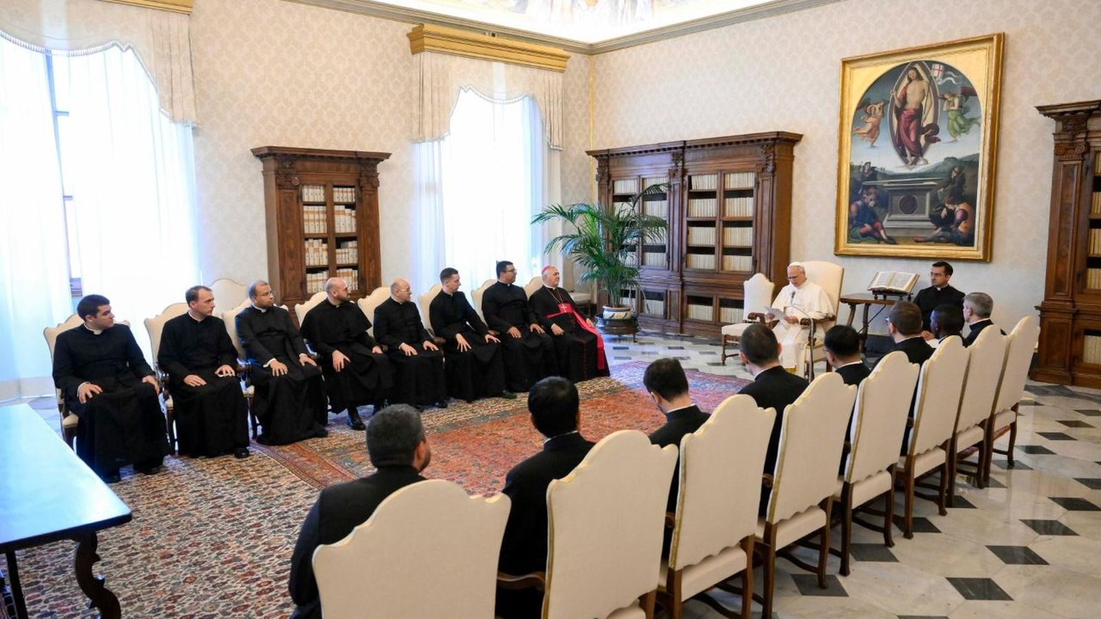 León XIV con algunos sacerdotes de la Pontificia Academia Eclesiástica