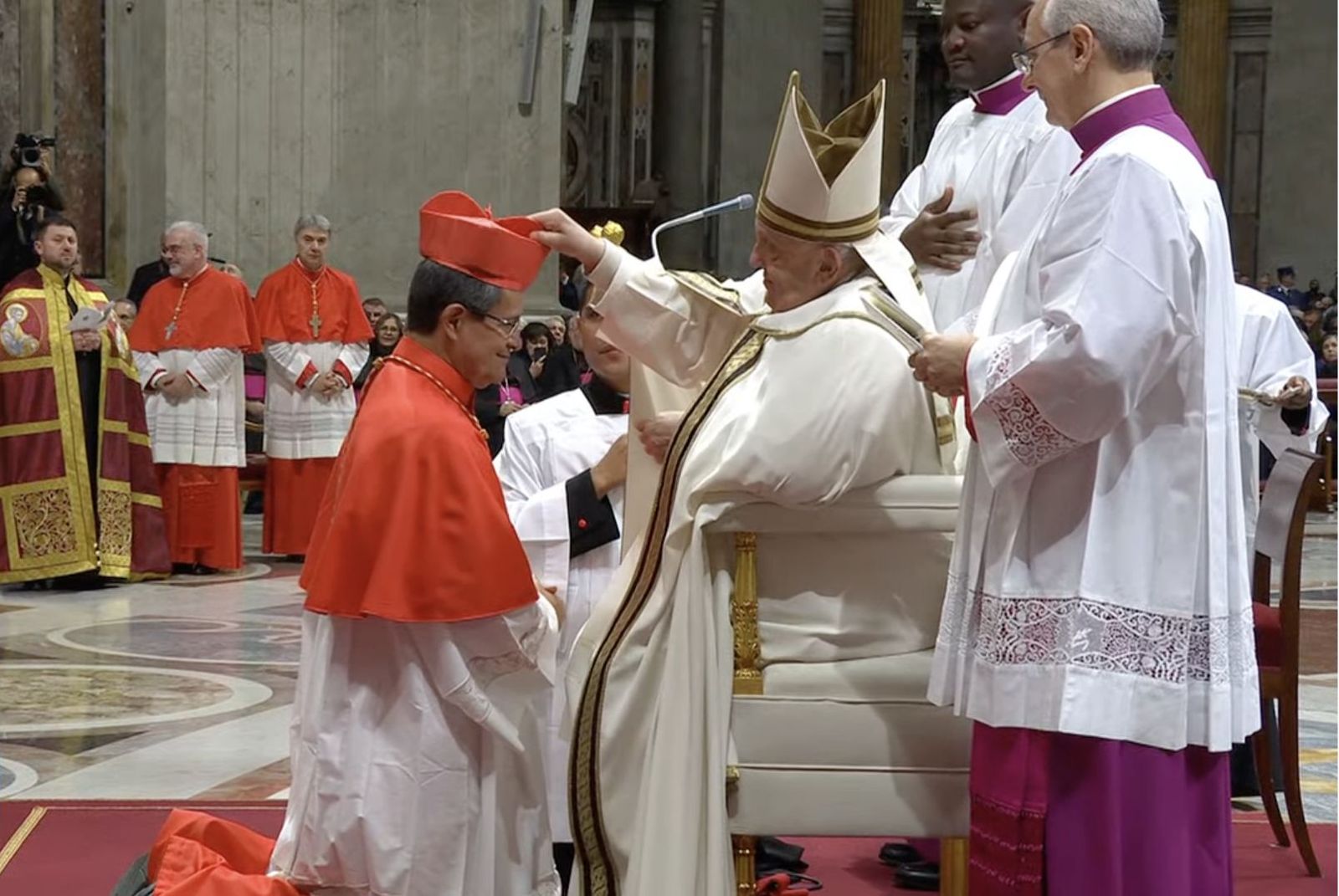 Imposición del birrete al cardenal Cabrera Herrera,arzobispo de Guayaquil.