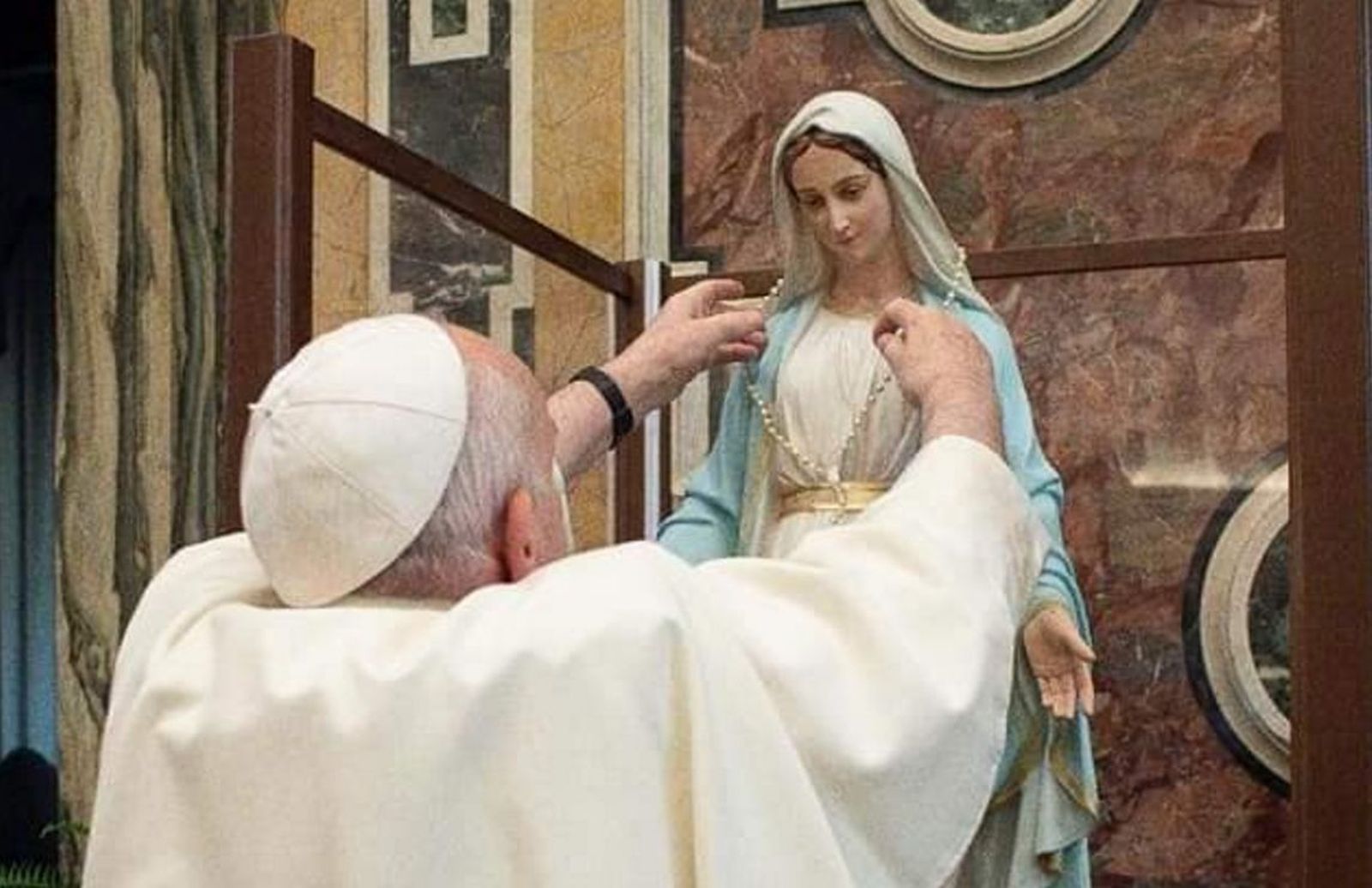 El Papa bendice la estatua mariana de la Medalla Milagrosa