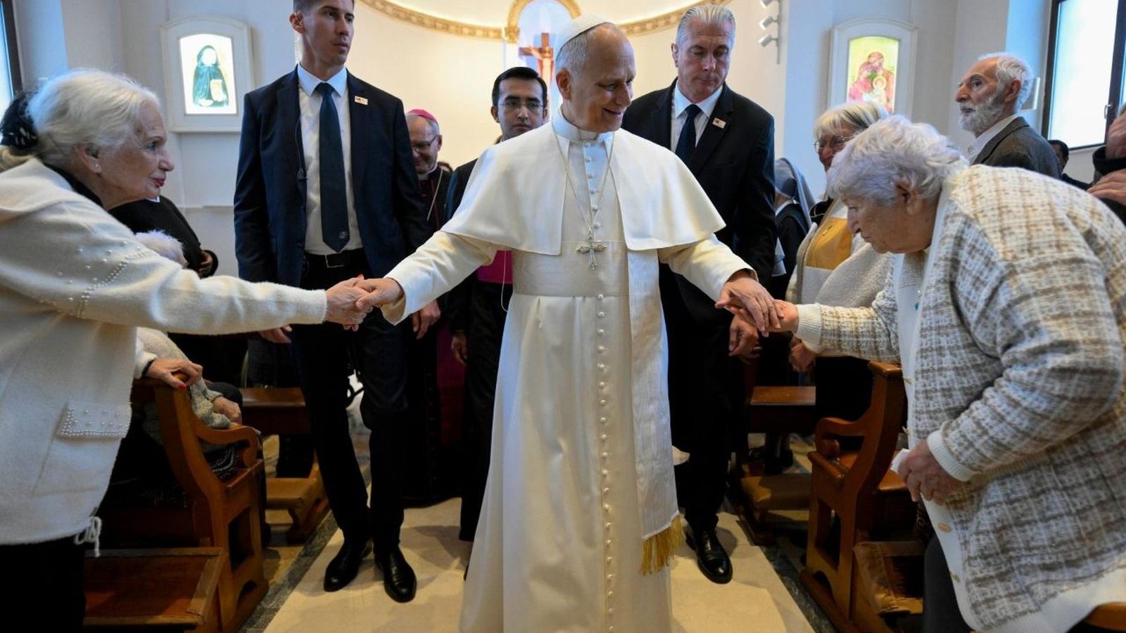 León, con ancianos en Estambul