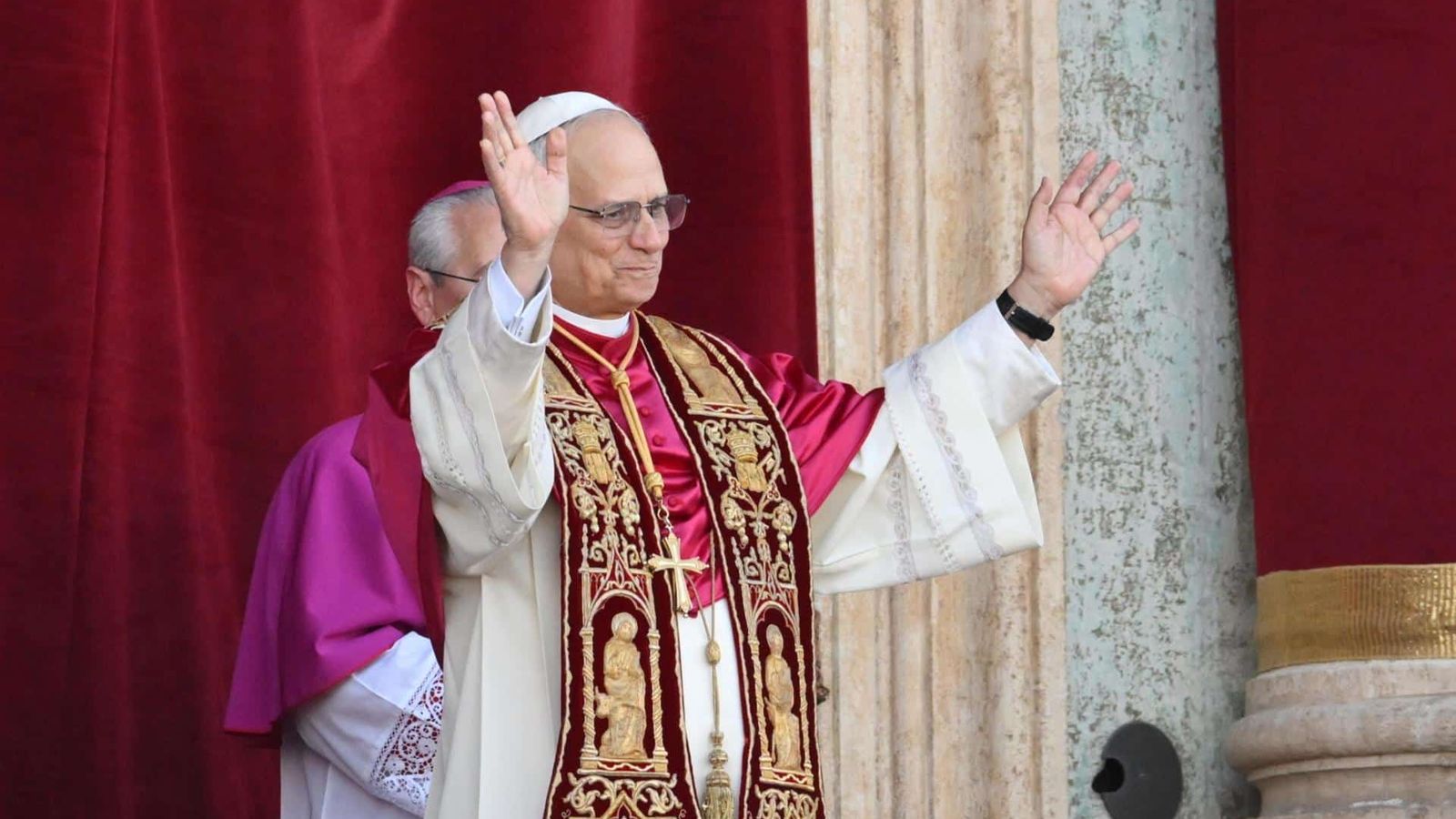 El Papa León XIV saluda a la multitud