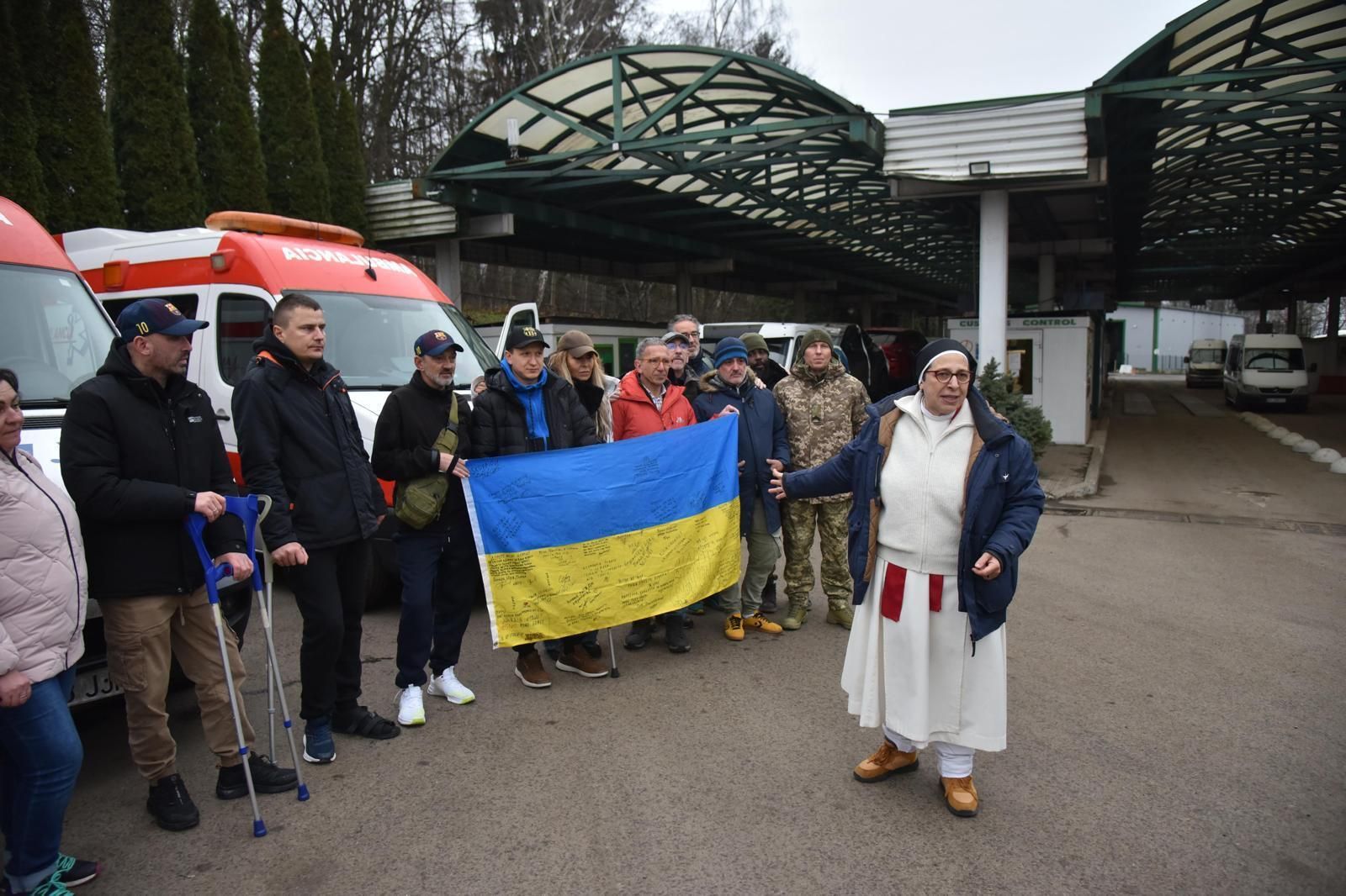 Sor Lucía, en la frontera, con algunos de los heridos
