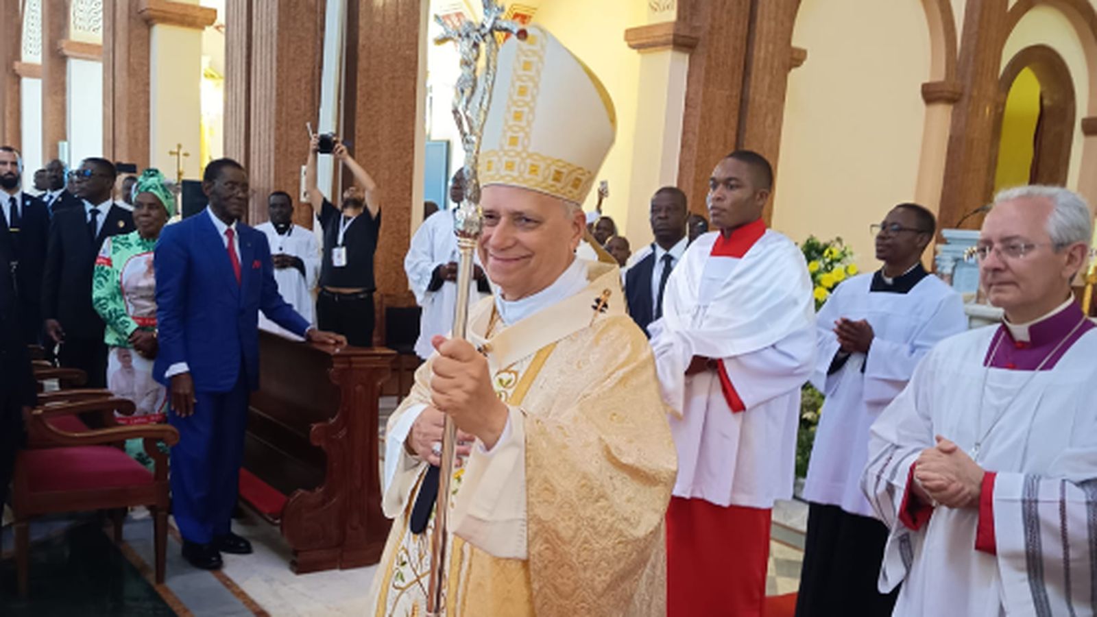 El papa León XIV, con su báculo papal, en el marco de la visita apostólica a Camerún, este 2026.