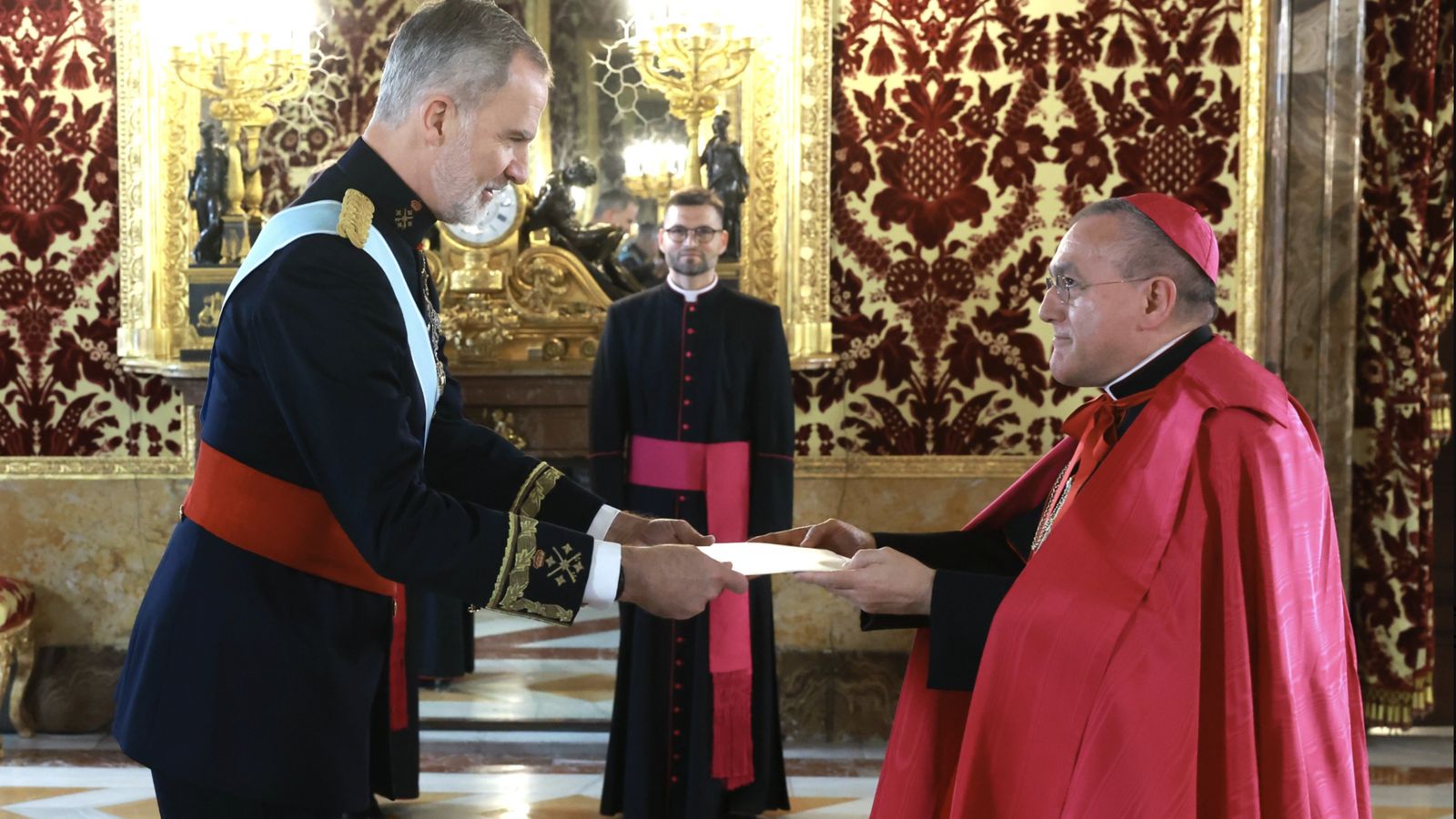 Pioppo entrega las cartas credenciales al rey Felipe