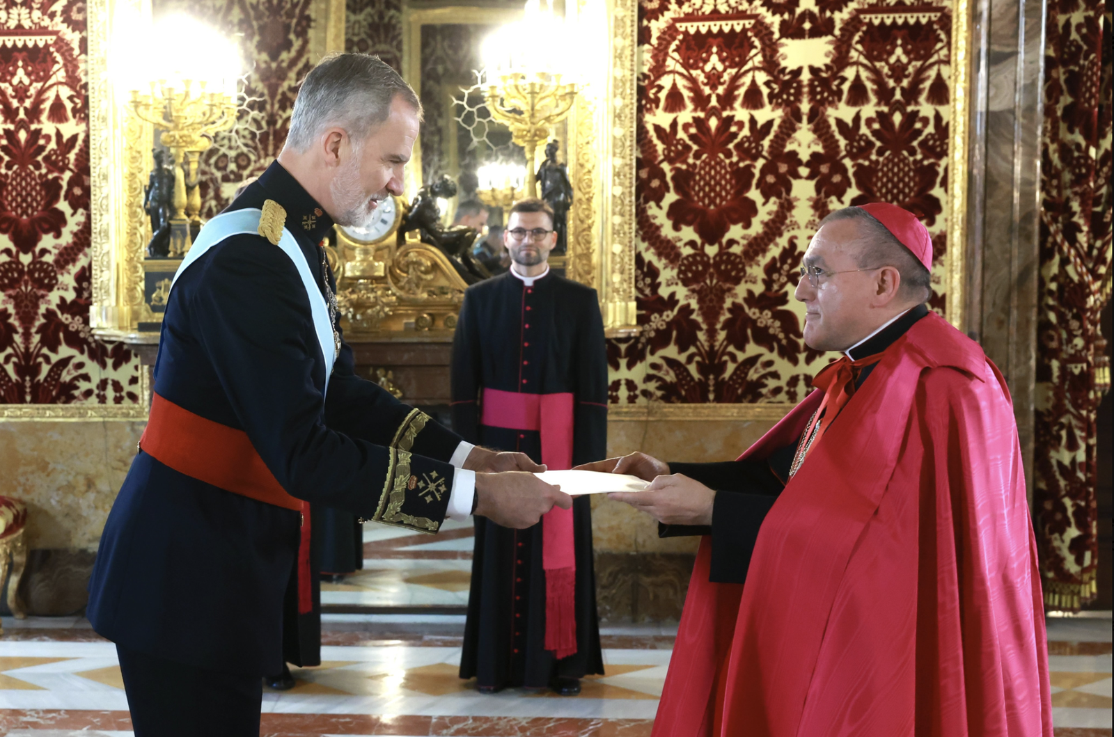 Pioppo entrega las cartas credenciales al rey Felipe