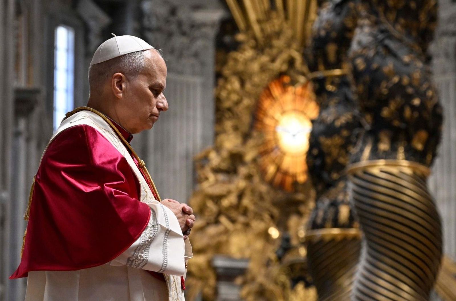 León XIV durante la vigilia de oración por la paz, el sábado 11 de abril, en la Basílica de San Pedro.