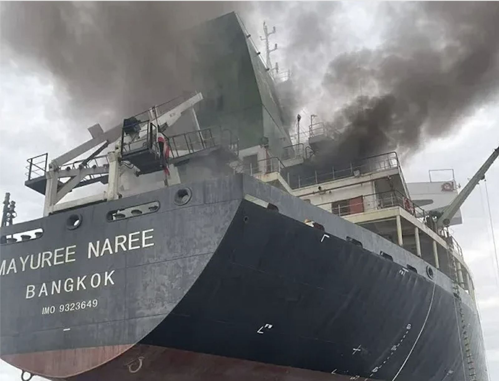 Barco alcanzado por bombas en el estrecho de Ormuz