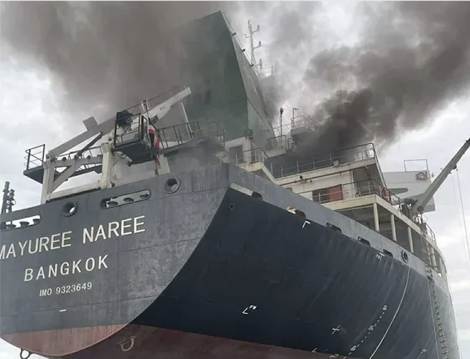 Barco alcanzado por bombas en el estrecho de Ormuz