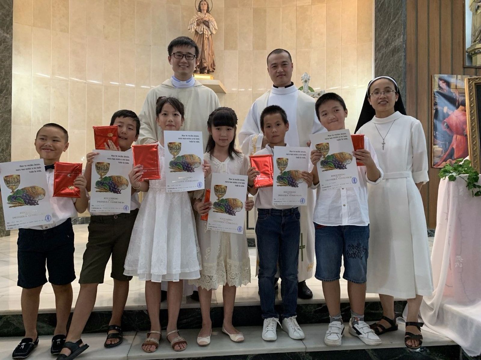 Primeras comuniones de católicos chinos en la parroquia valenciana
