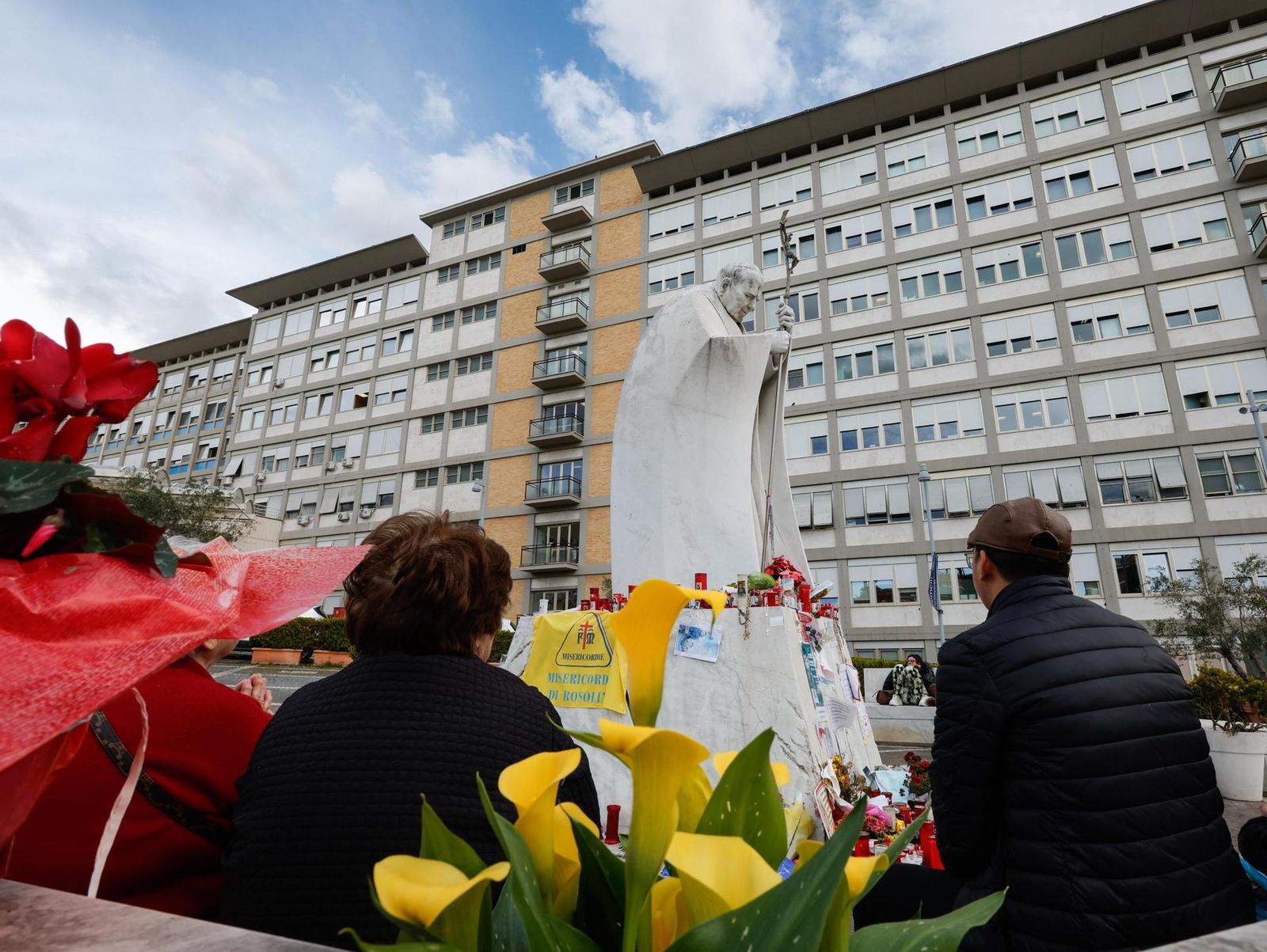 Fieles ante el Gemelli