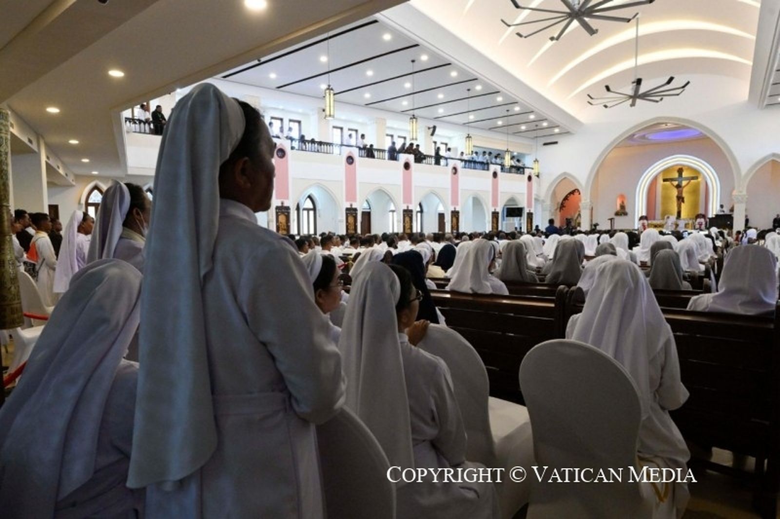 Una religiosa, en pie, escucha al Papa en Timor