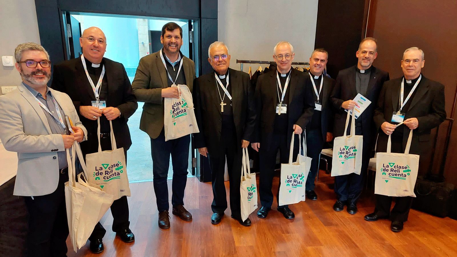 Algunos de los obispos presentes en el Congreso, con responsables de Fundación Edelvives