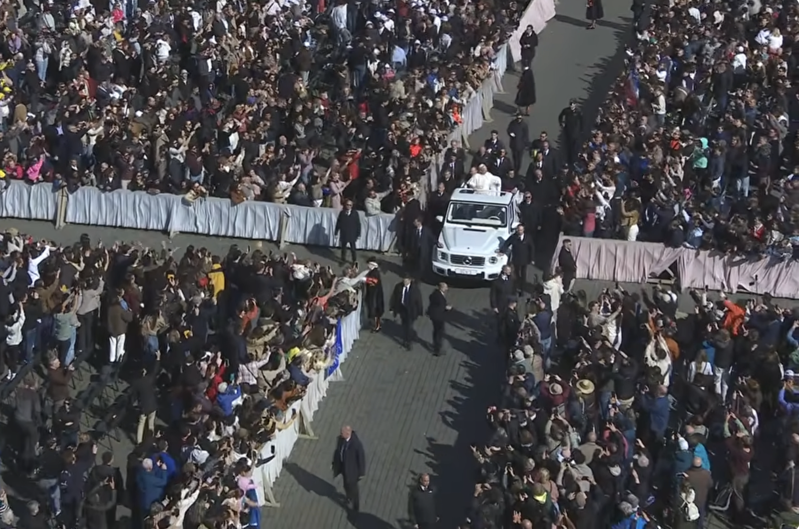 El Papa, en su saludo a los fieles en la plaza de San Pedro