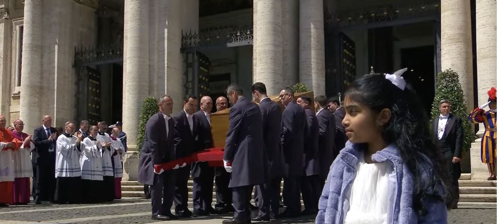 Una de las niñas que despidieron a Bergoglio en Santa María la Mayor