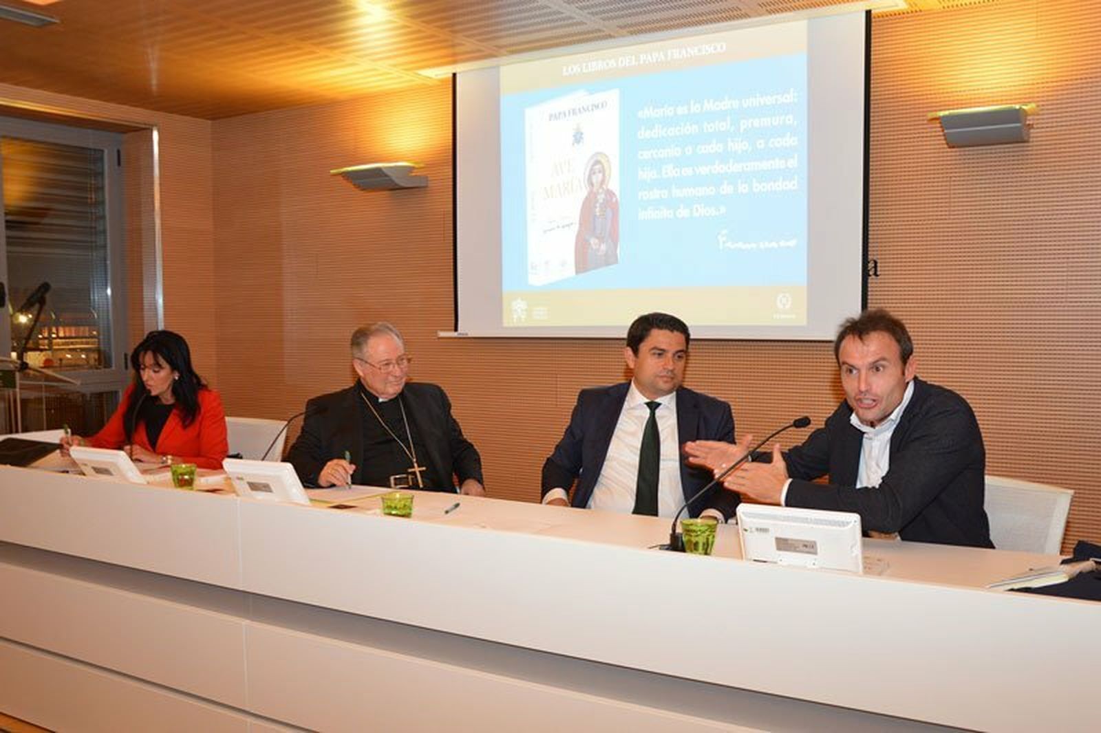 Presentación del libro de Pozza en la UCV