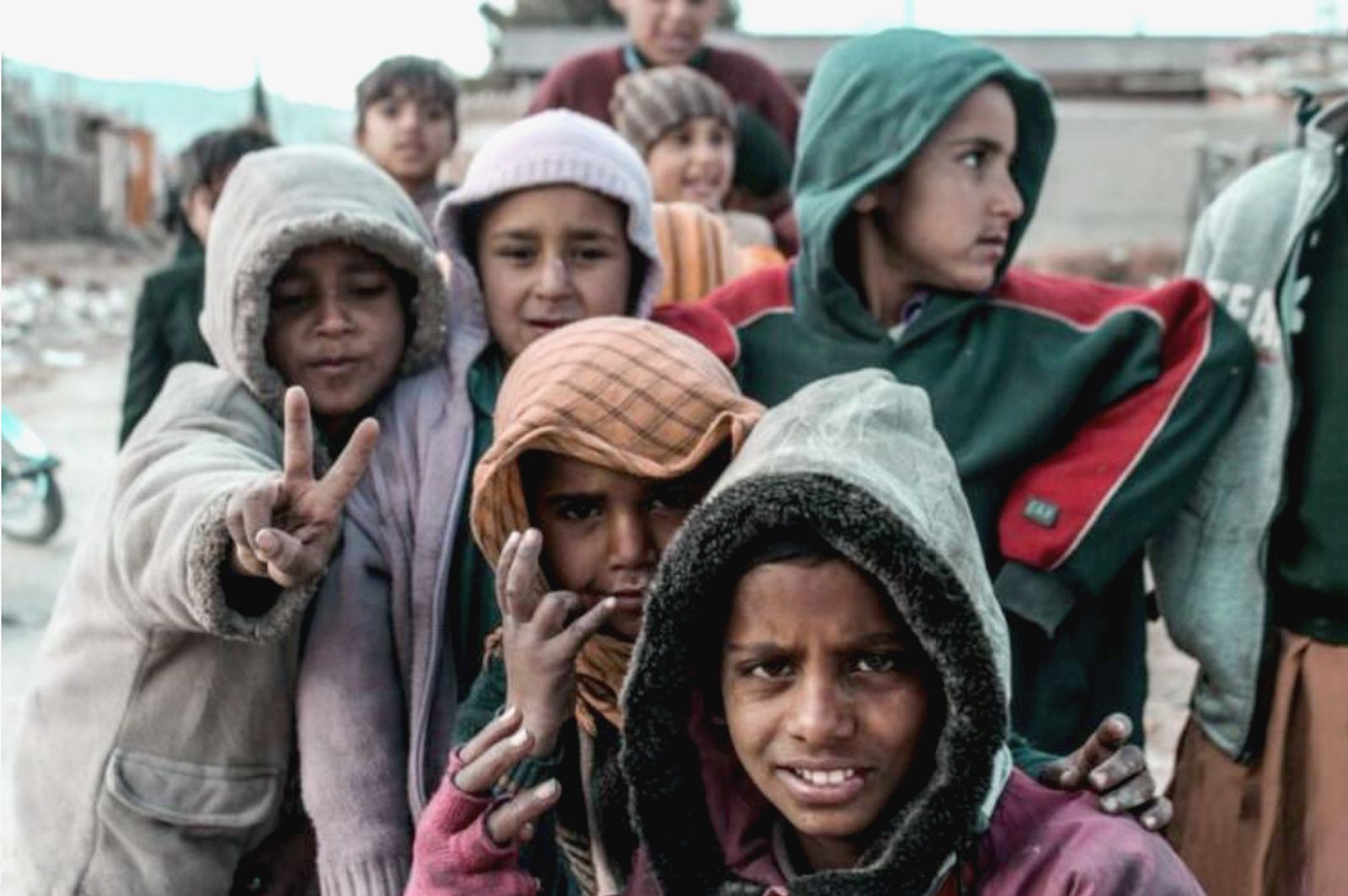 El padre Emmanuel Parvez salda la deuda y les devuelve la libertad