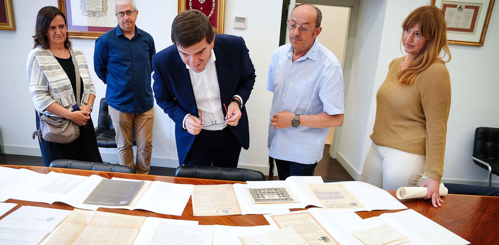 El rector Juan José Etxeberria contempla parte de los documentos donados