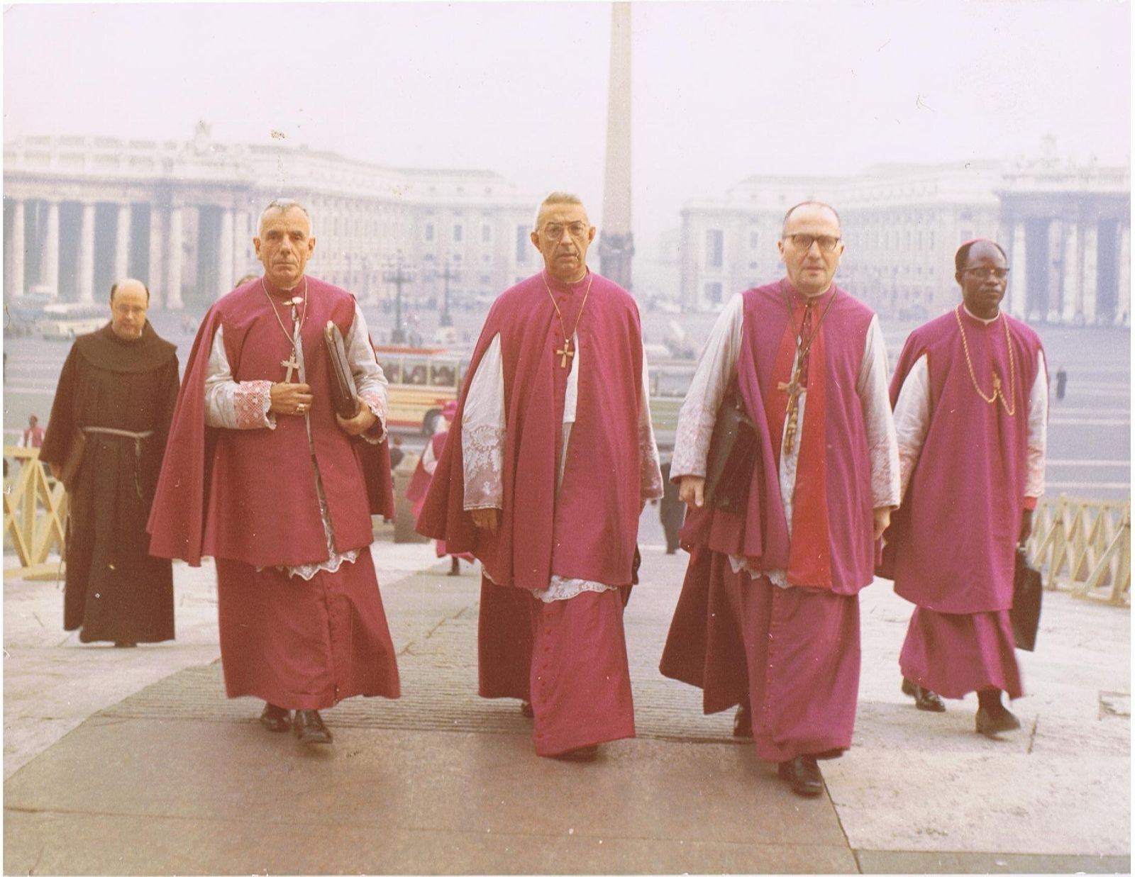 De izquierda a derecha, los obispos Masnou, Tarancón y Pont