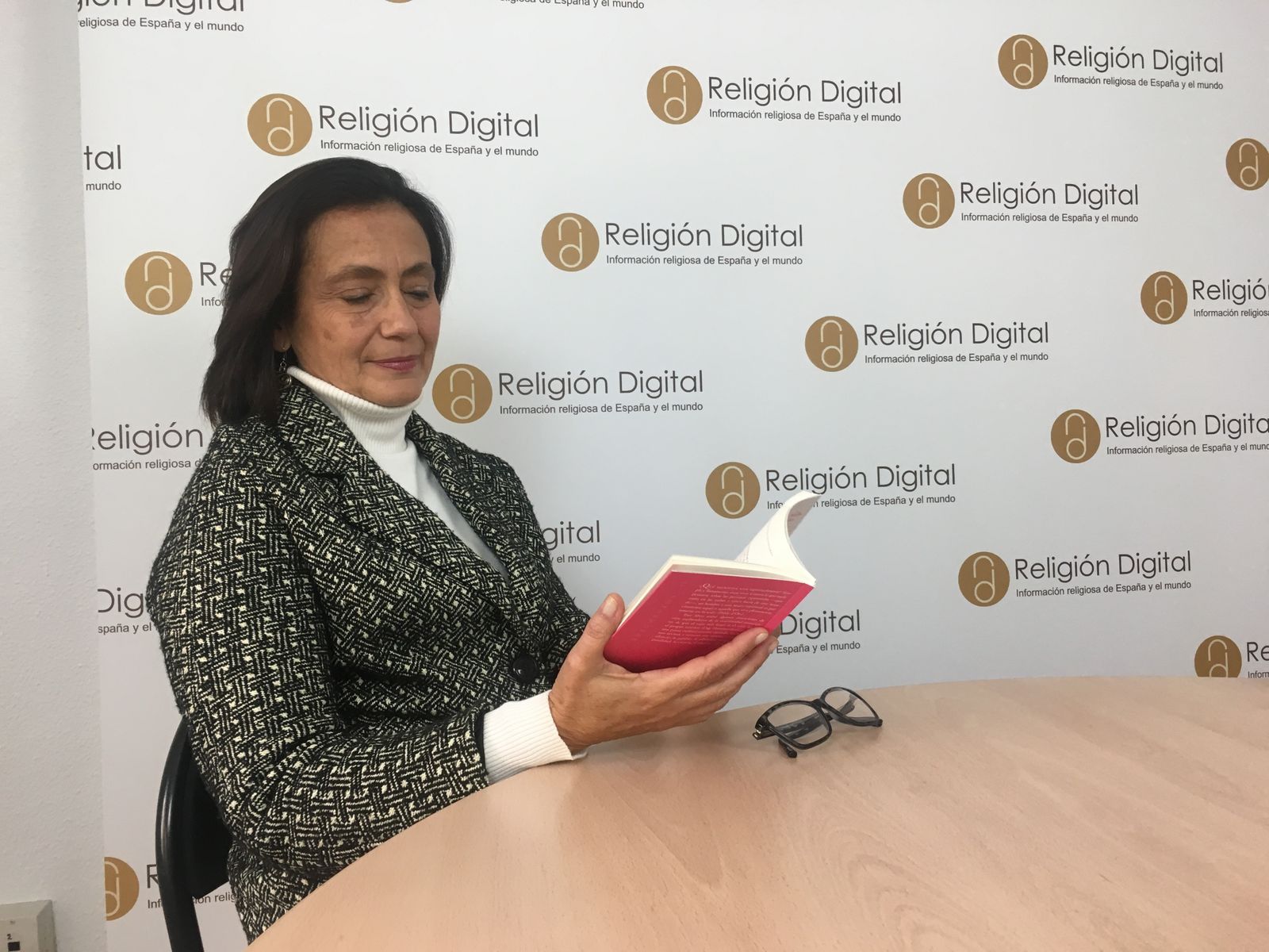 La poeta, ilustradora y pedagoga C. Álvarez