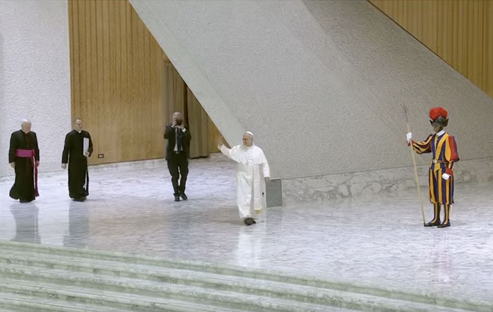 León XIV a su llegada al Aula Pablo VI