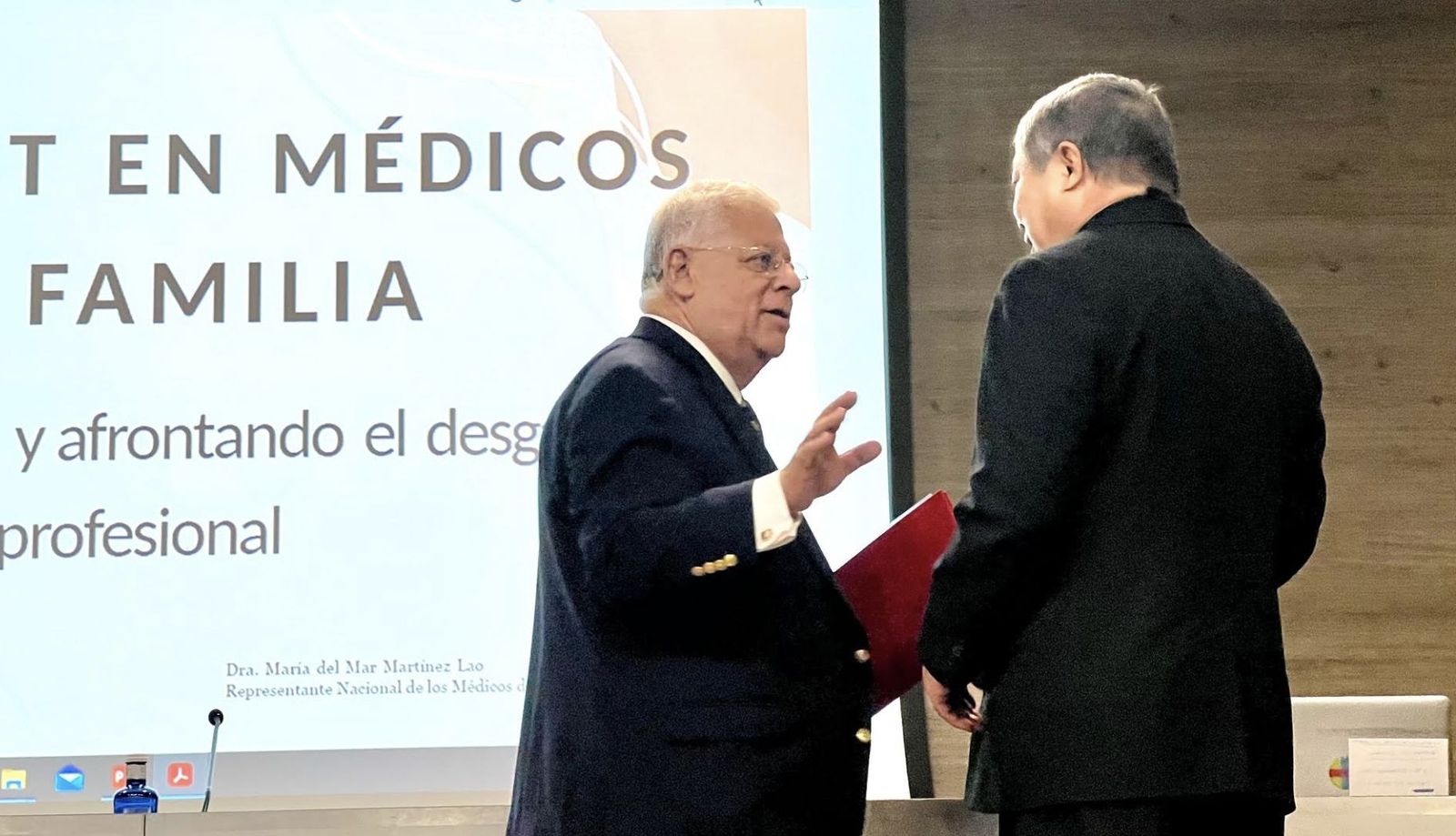 El Nuncio saluda a Mario Paredes