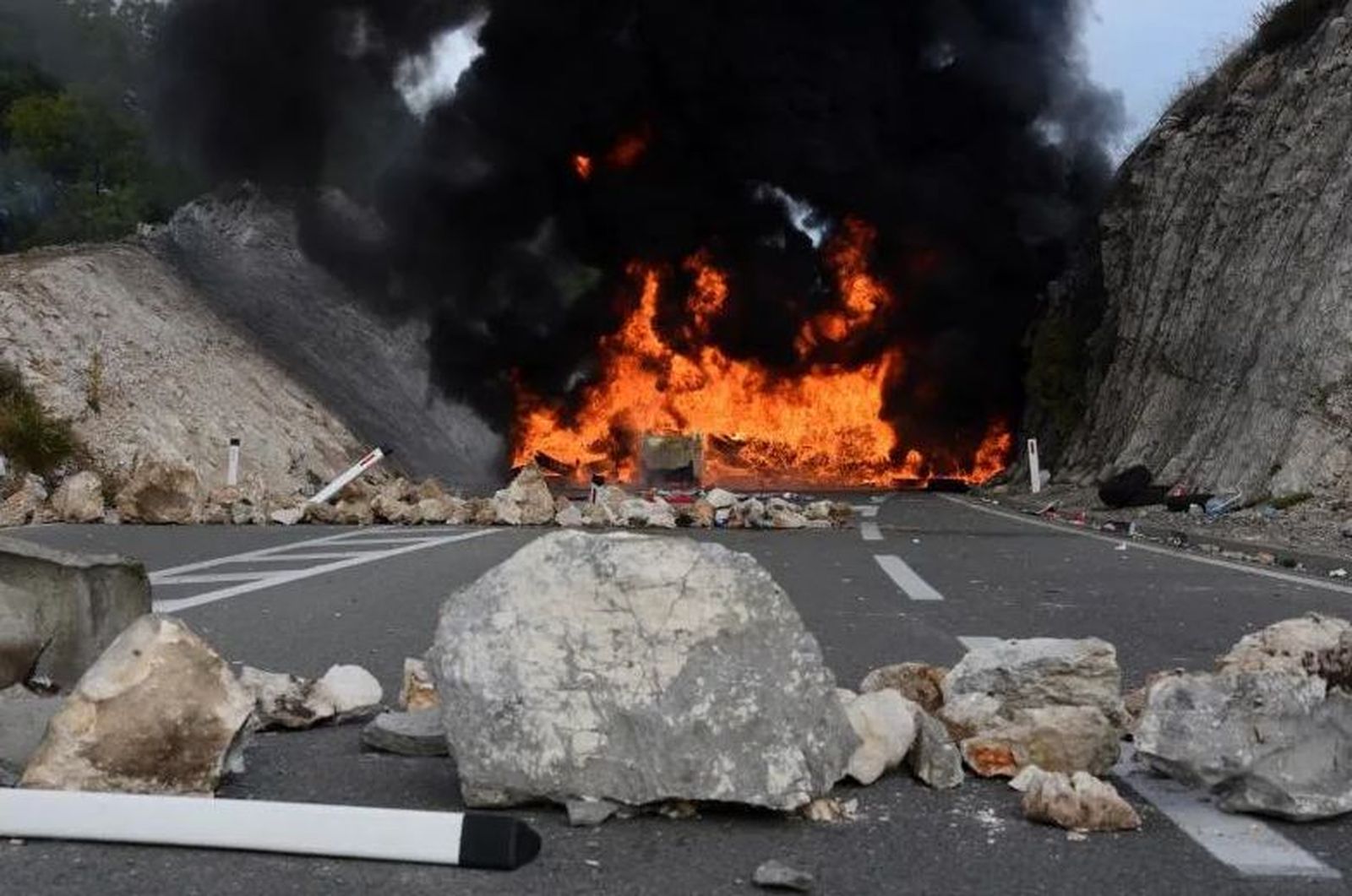 Los manifestantes cortaron los accesos por carretera a la pequeña ciudad de Cetinje