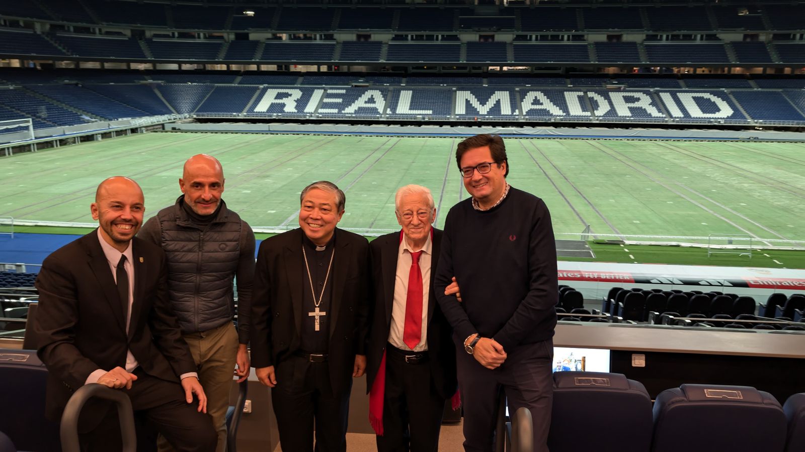 El Nuncio, el Padre Ángel y el ministro Óscar López, en el Bernabéu