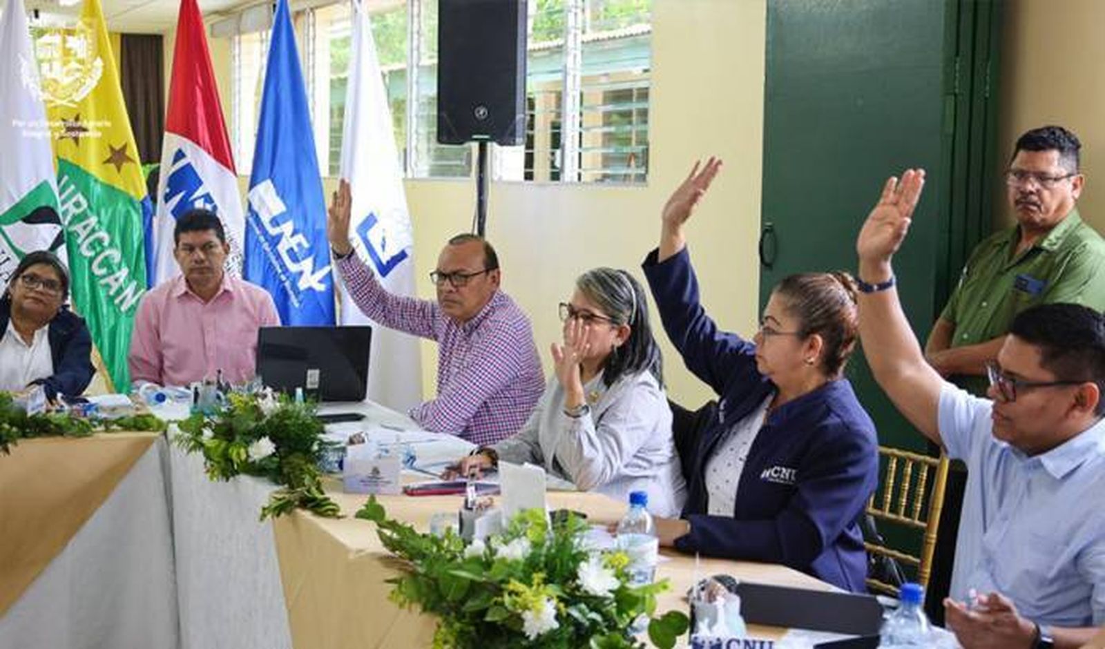 Carlos Irías Amaya, fraile dominico, en una votación del CNU contra la UCA