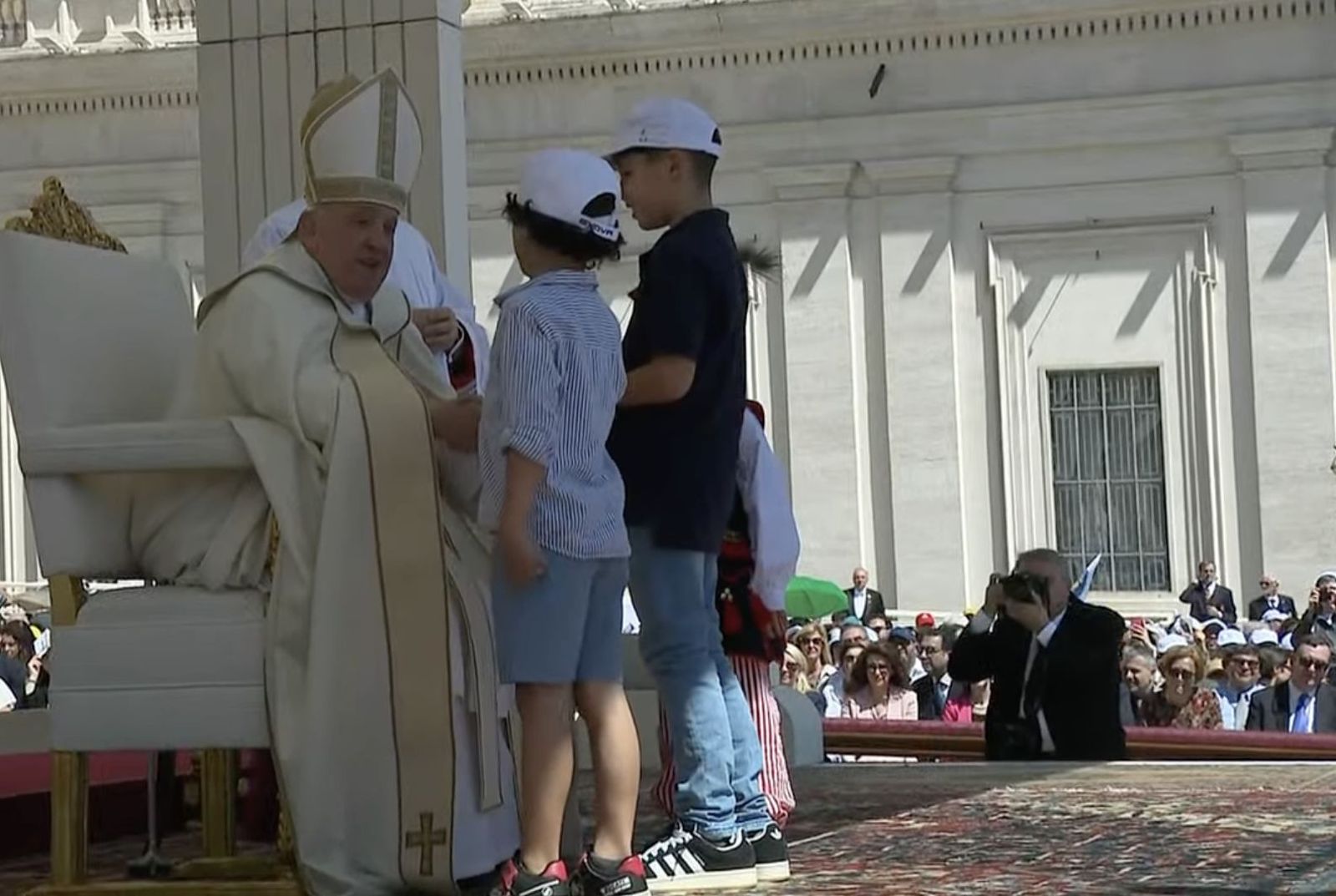 El Papa saluda a unos niños durante las ofrendas