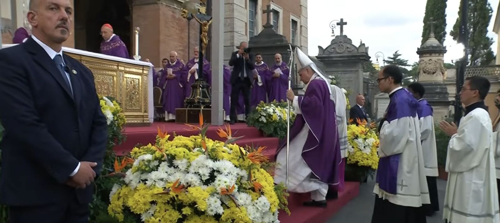 El Papa, en el cementerio del Verano de Roma