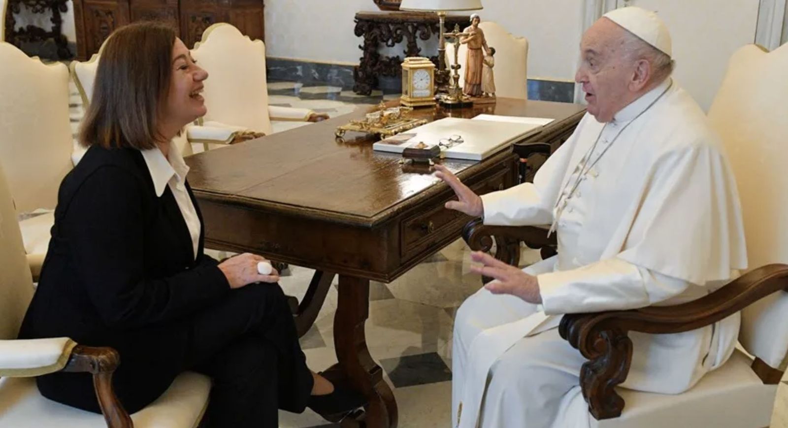 El papa Francisco conversa con la presidenta del Congreso de los Diputados español, Francina Armengol. EFE/Oficina de Prensa del Vaticano