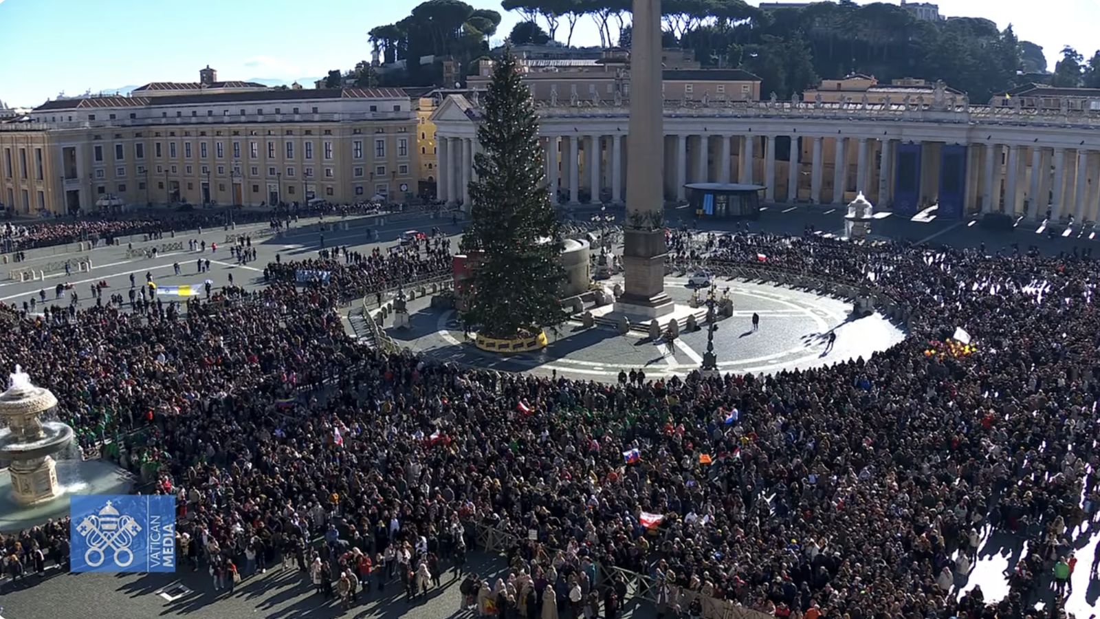 Fieles en San Pedro para el rezo del ángelus