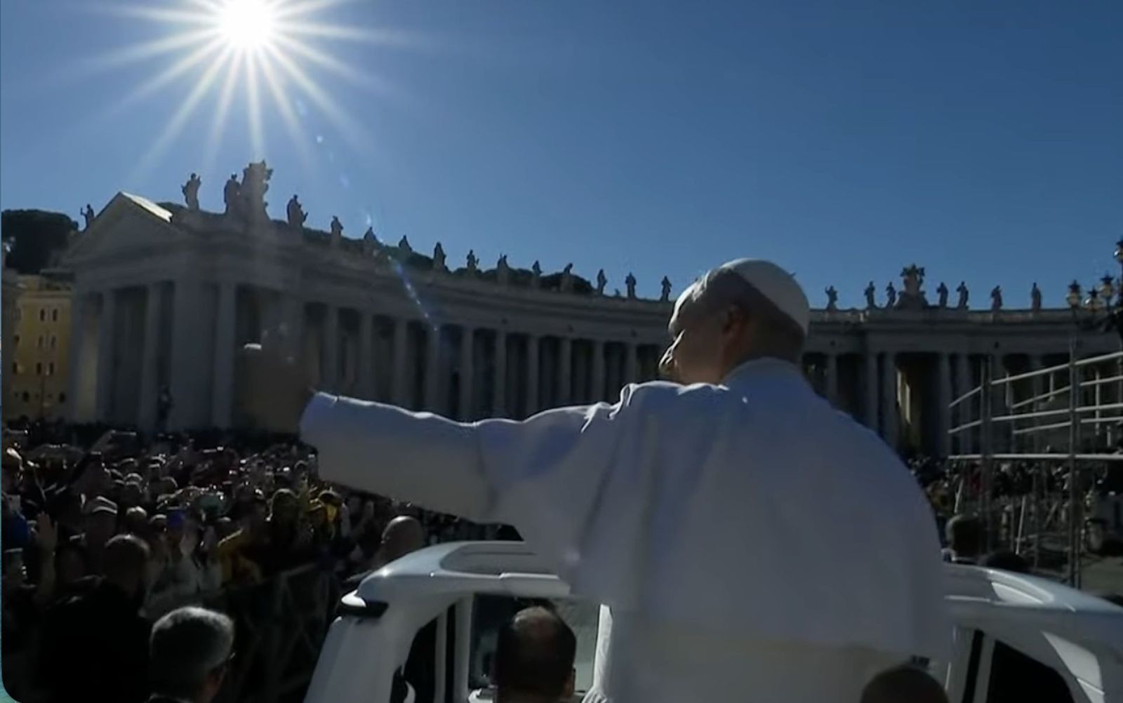 Recorrido del Papa por la plaza de San Pedro en el papamóvil
