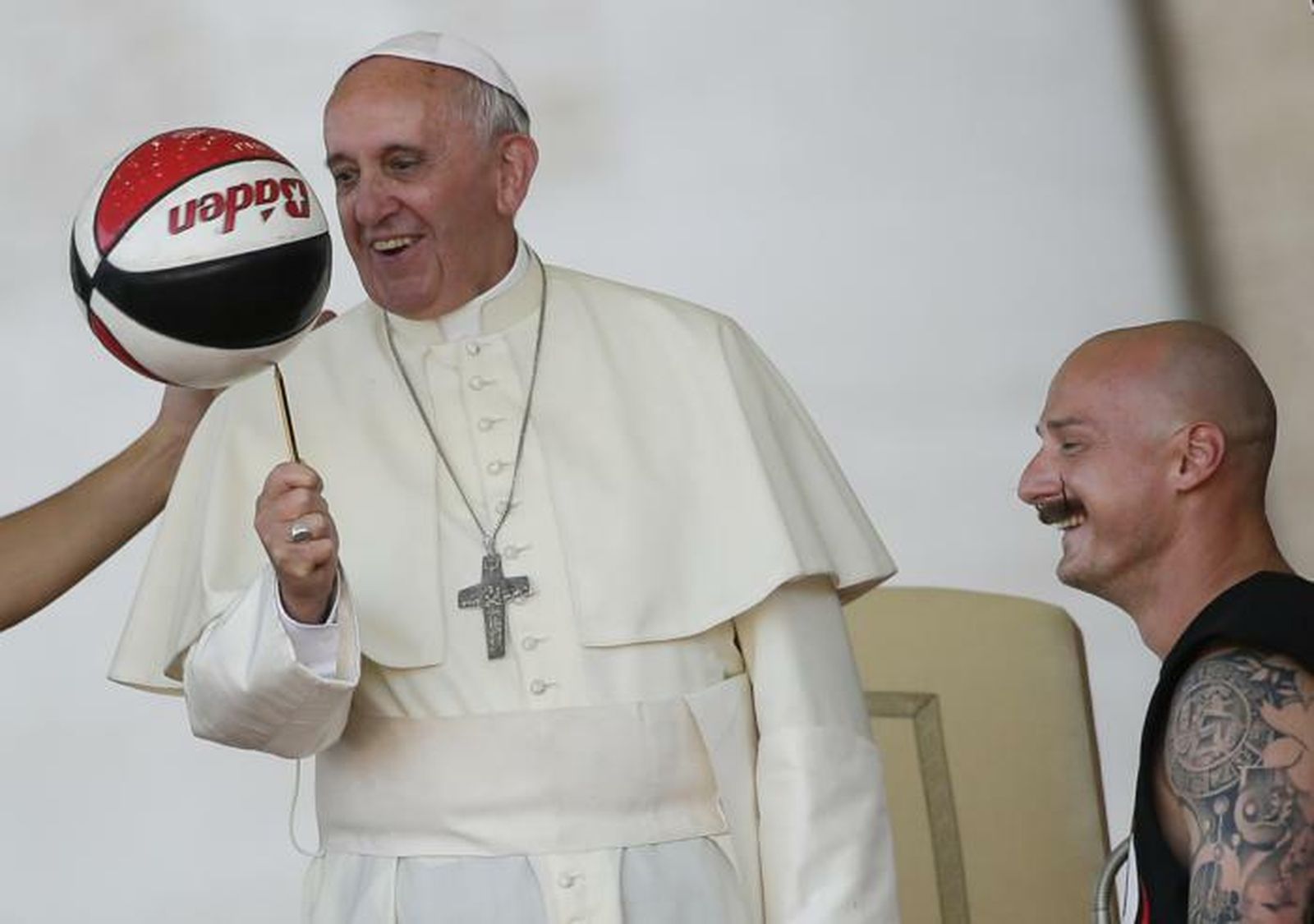 El Papa hace girar una pelota de baloncesto