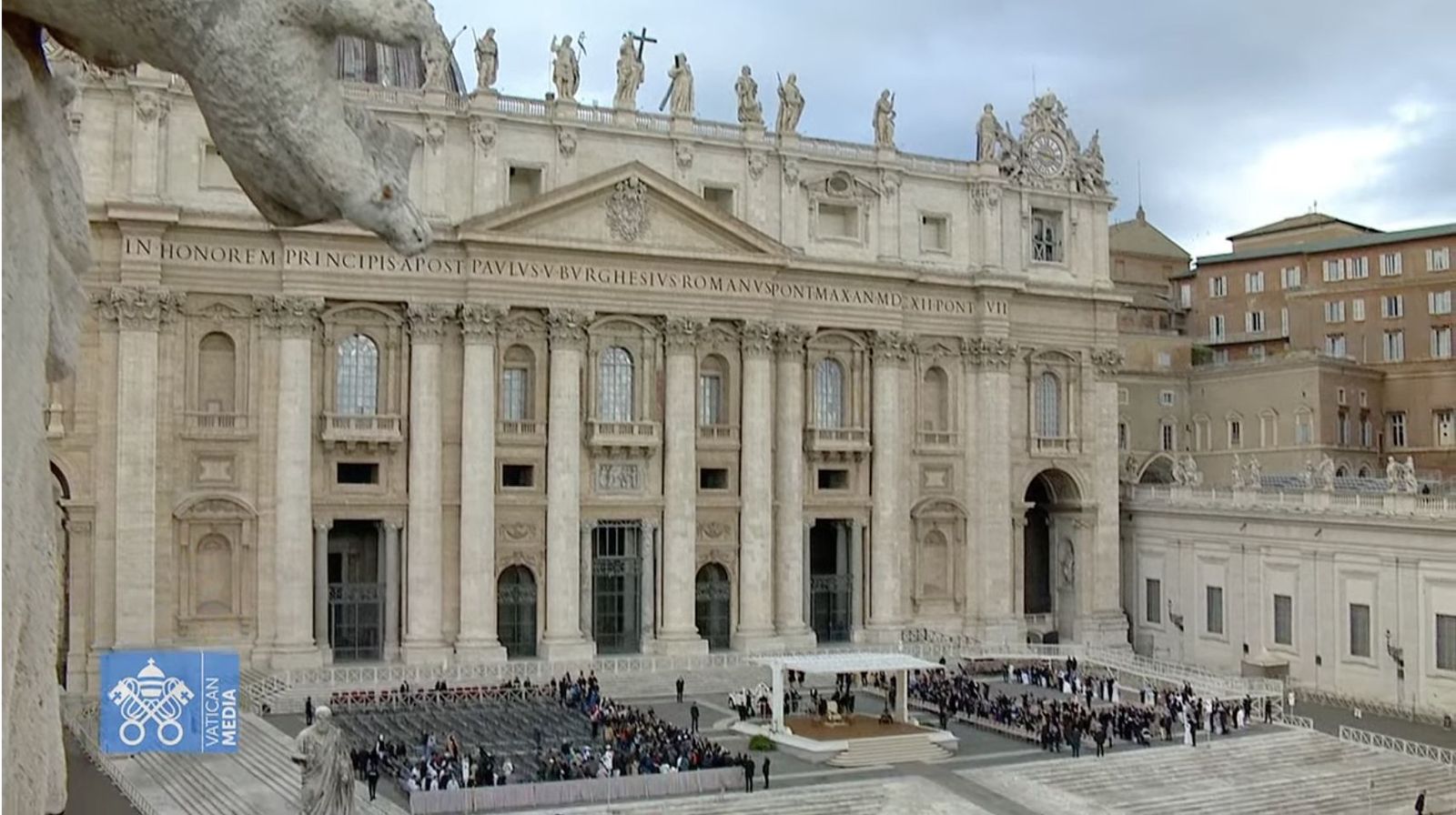 La basílica de San Pedro y el altar frente a la plaza