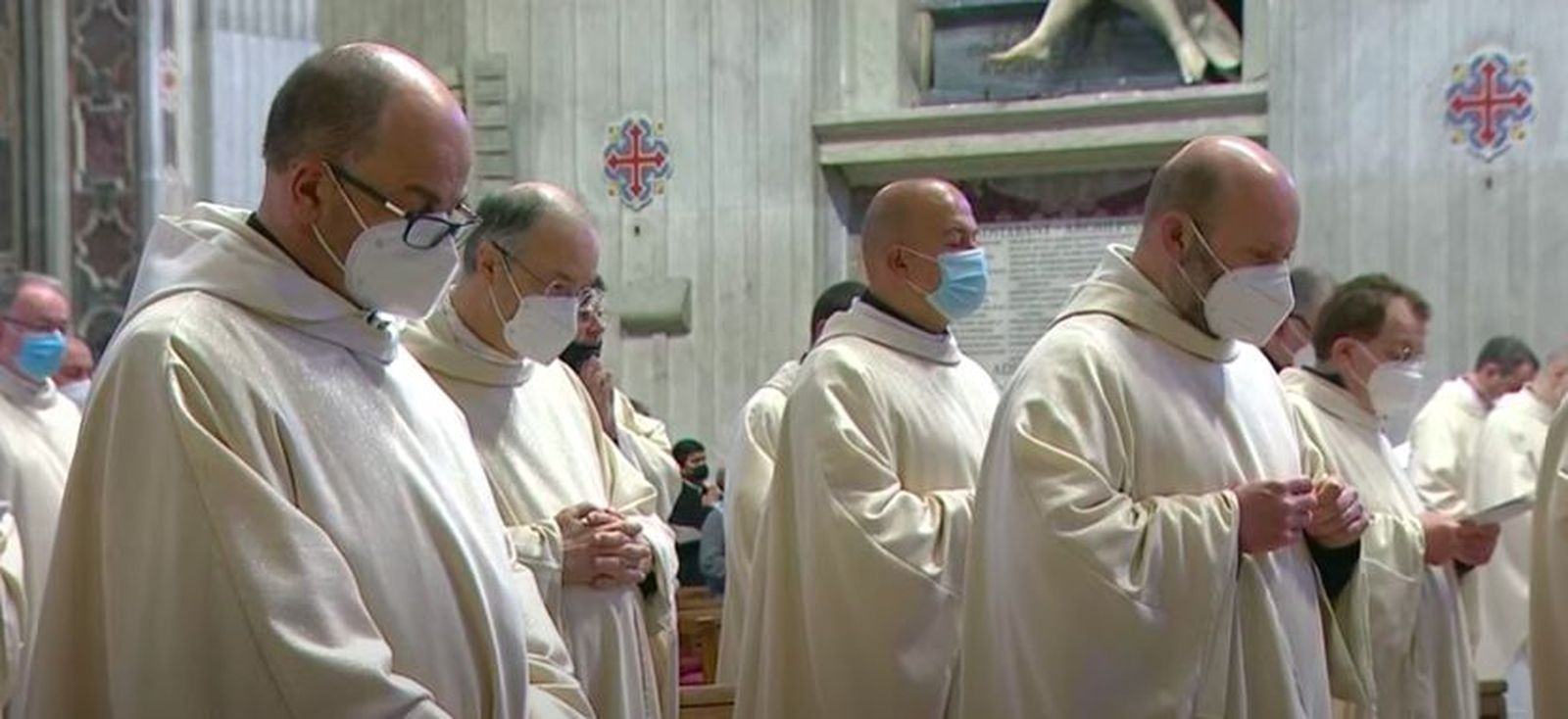 Sacerdotes concelebran con el Papa en la Misa Crismal