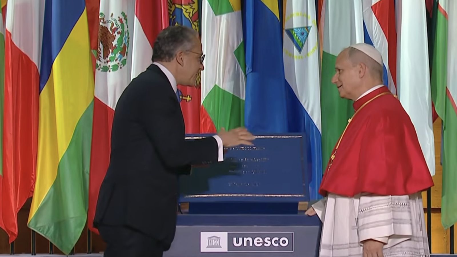 El director general de la Unesco y el Papa, con el libro de la paz