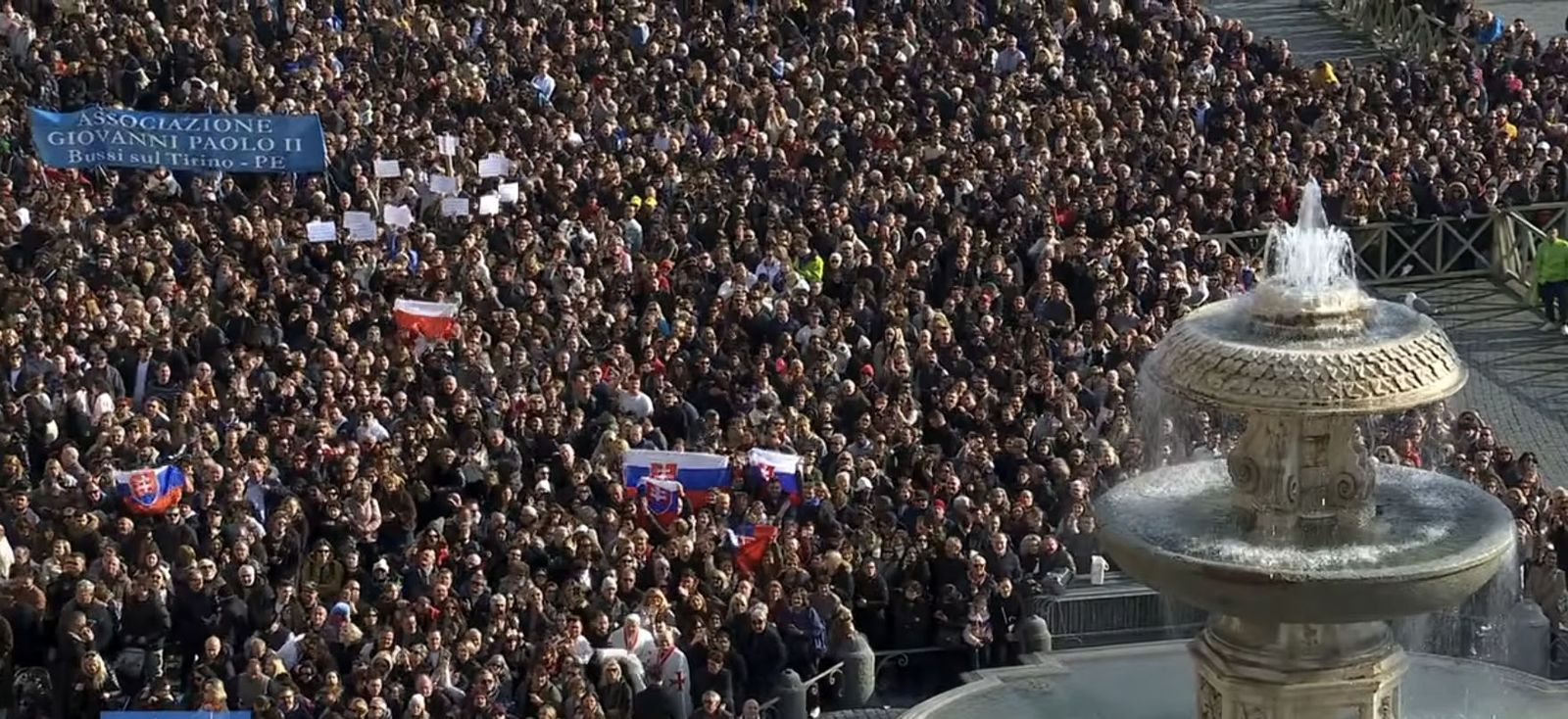 Fieles en la plaza de San Pedro