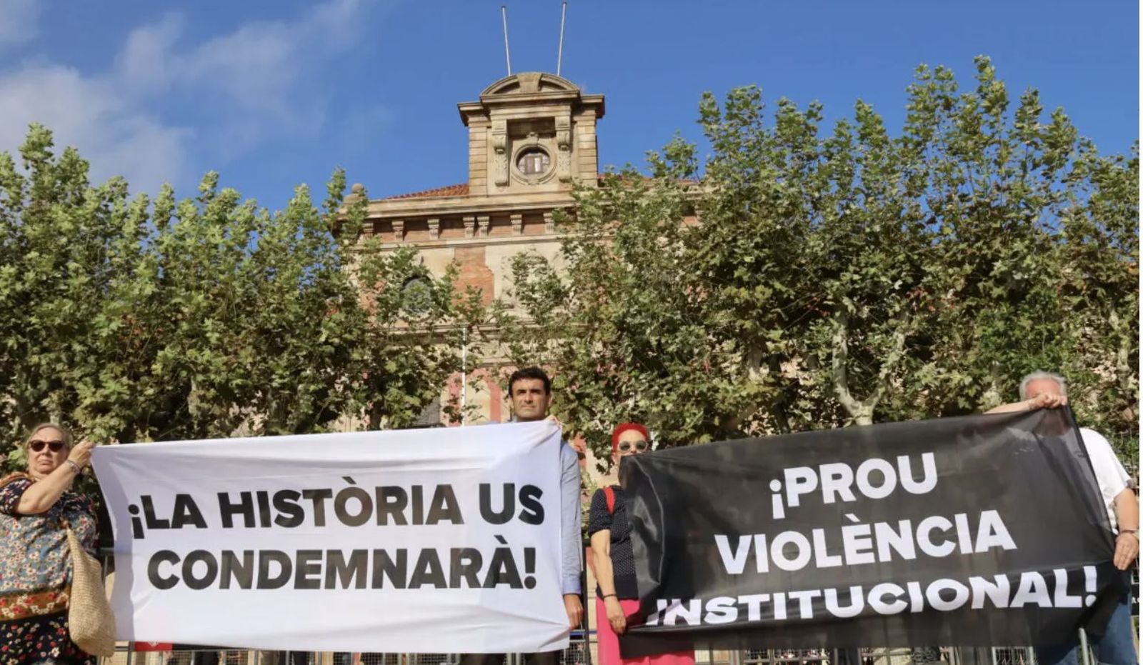 Las víctimas protestan ante el Parlament