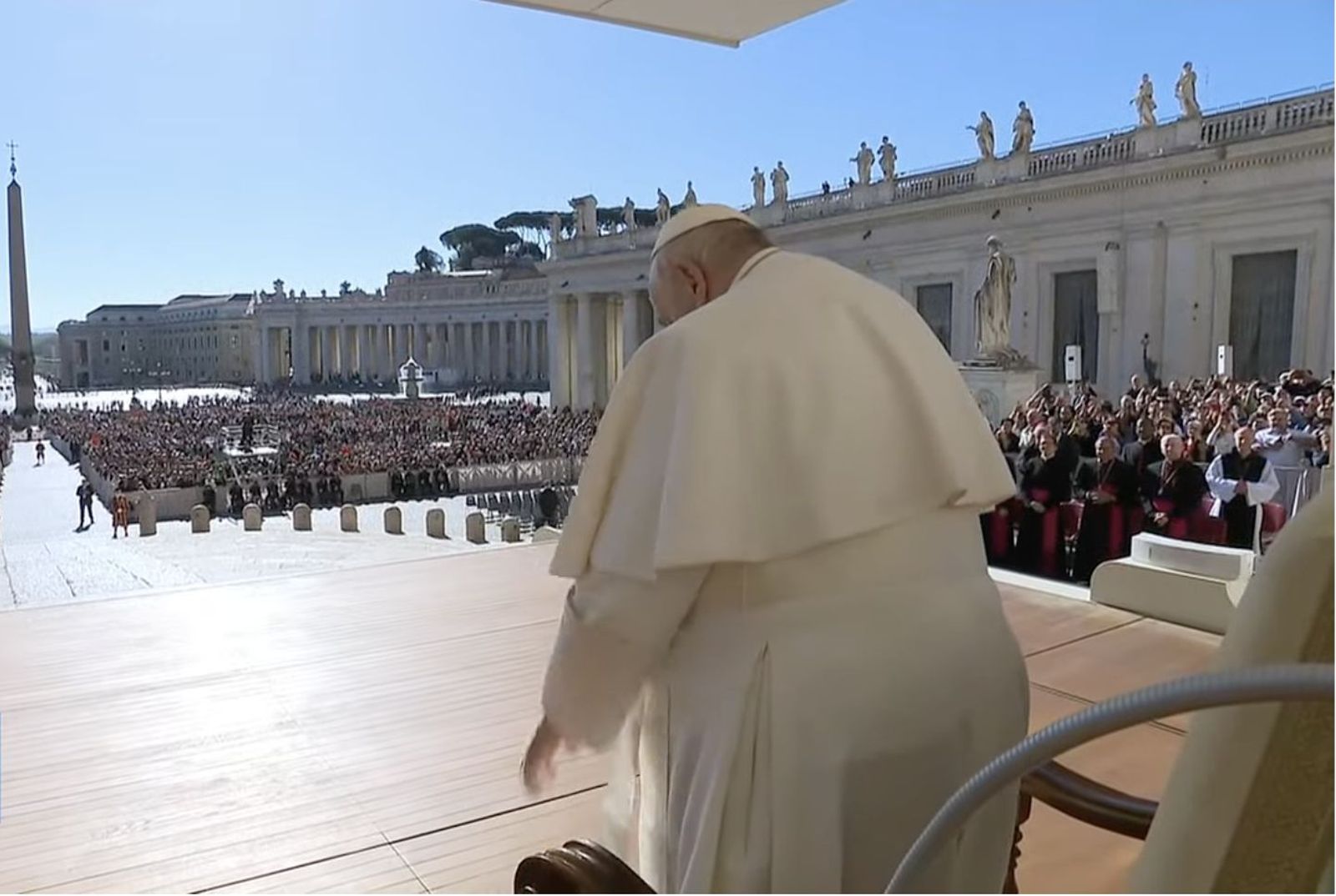 El Papa se inclina ante los fieles que le esperan para la catequesis