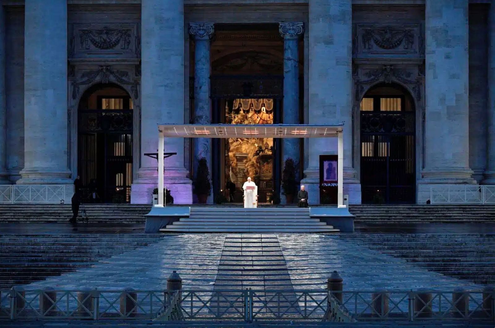 Francisco, en la vigilia en la plaza de San Pedro en 2020