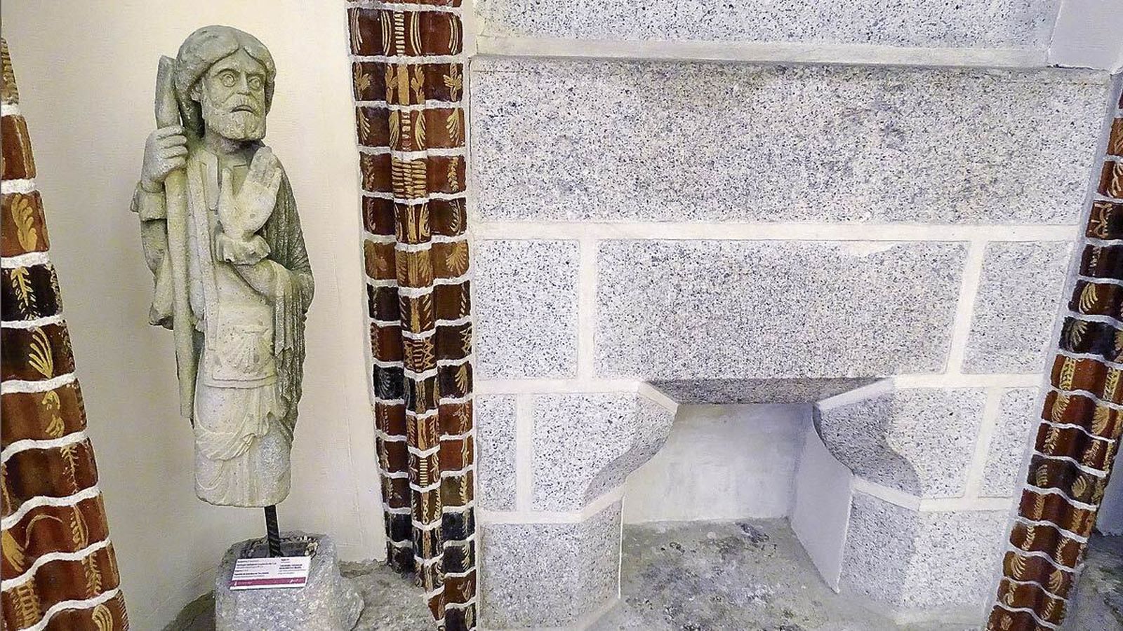 Santiago Peregrino en piedra, la pieza del mes del Palacio de Gaudí de Astorga