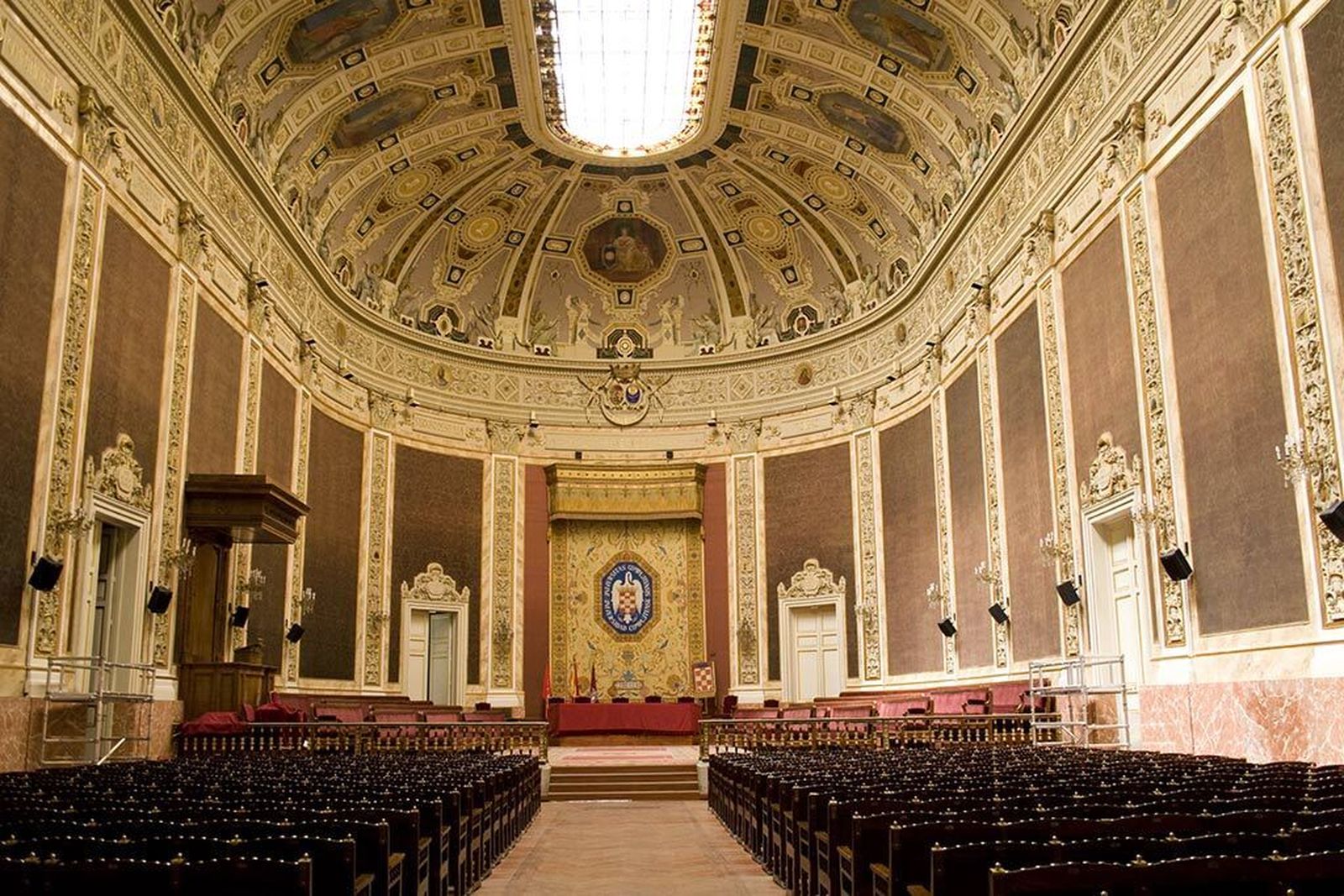 La cena de Nochebuena de Mensajeros de la Paz, en el Paraninfo de la Complutense